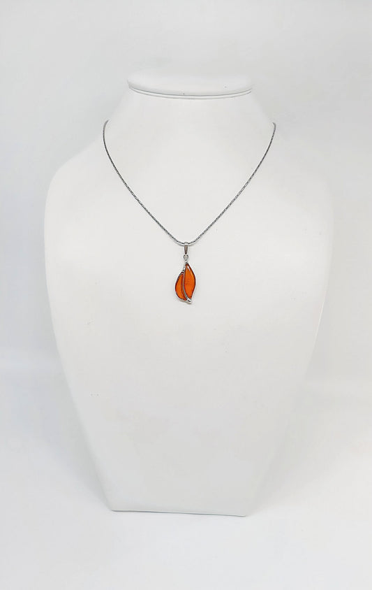Elegant pendant made of 925 silver with orange stones