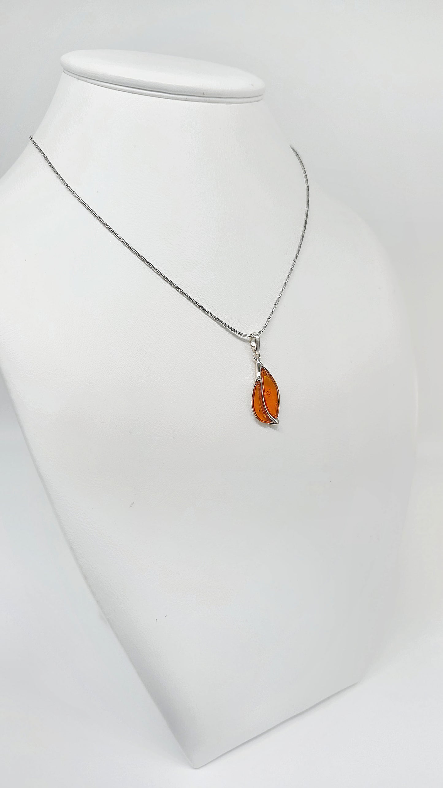Eleganter Anhänger aus 925er Silber mit orangefarbenen Steinen