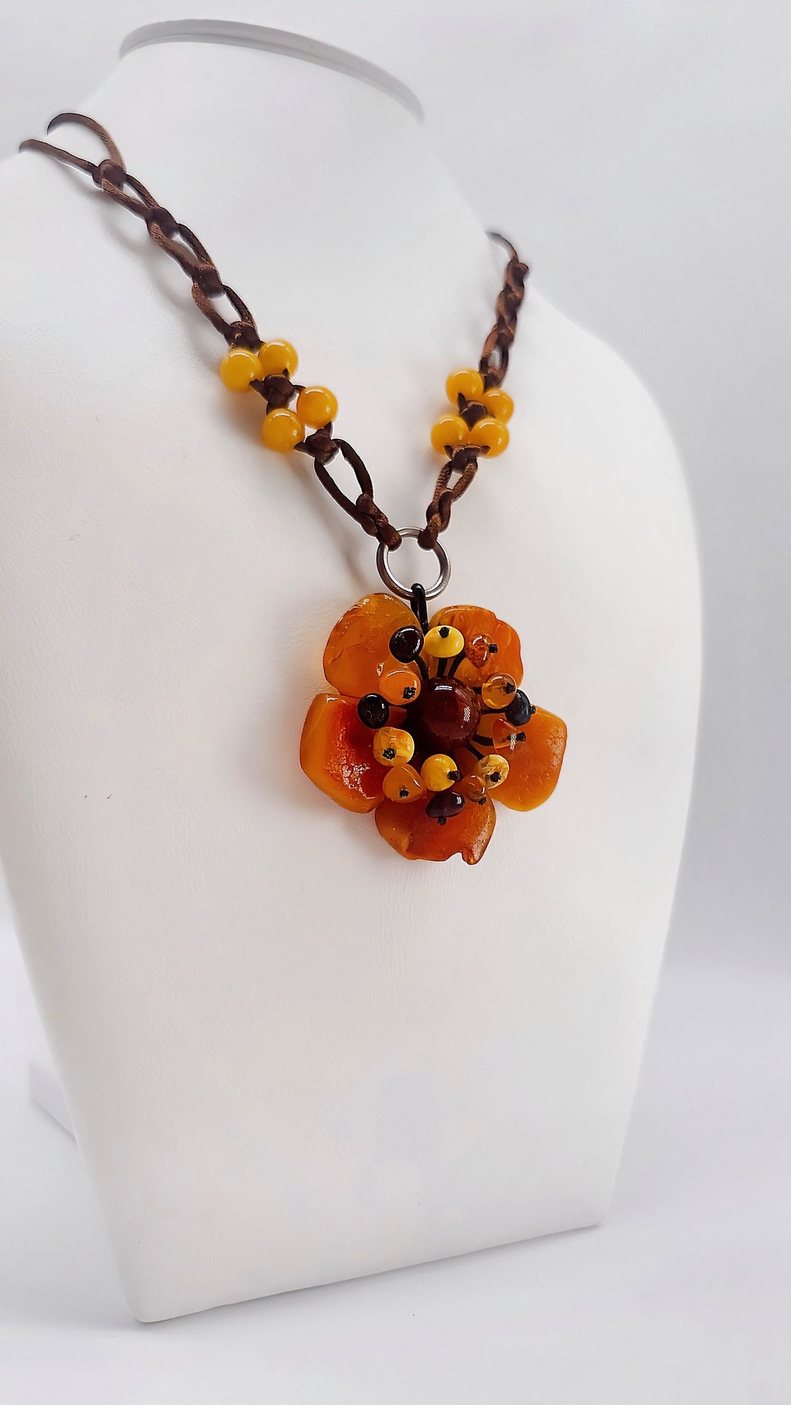 Rustikale Bernstein-Kette mit Blüten-Anhänger