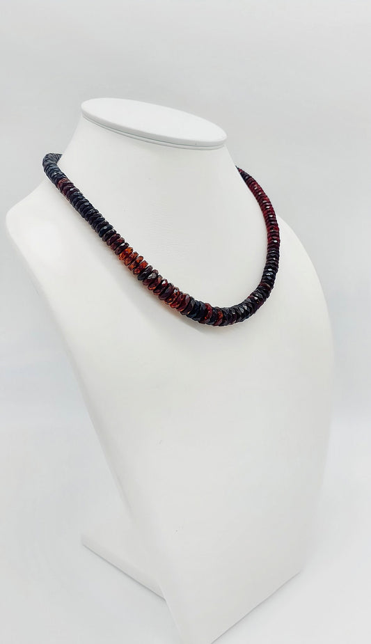 Classic amber necklace in red