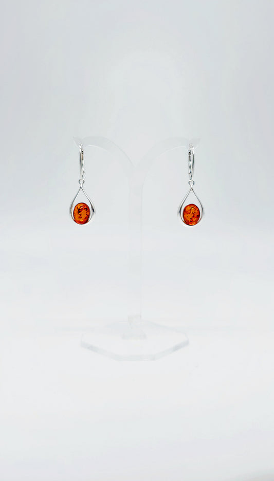 Drop-shaped silver earrings with amber