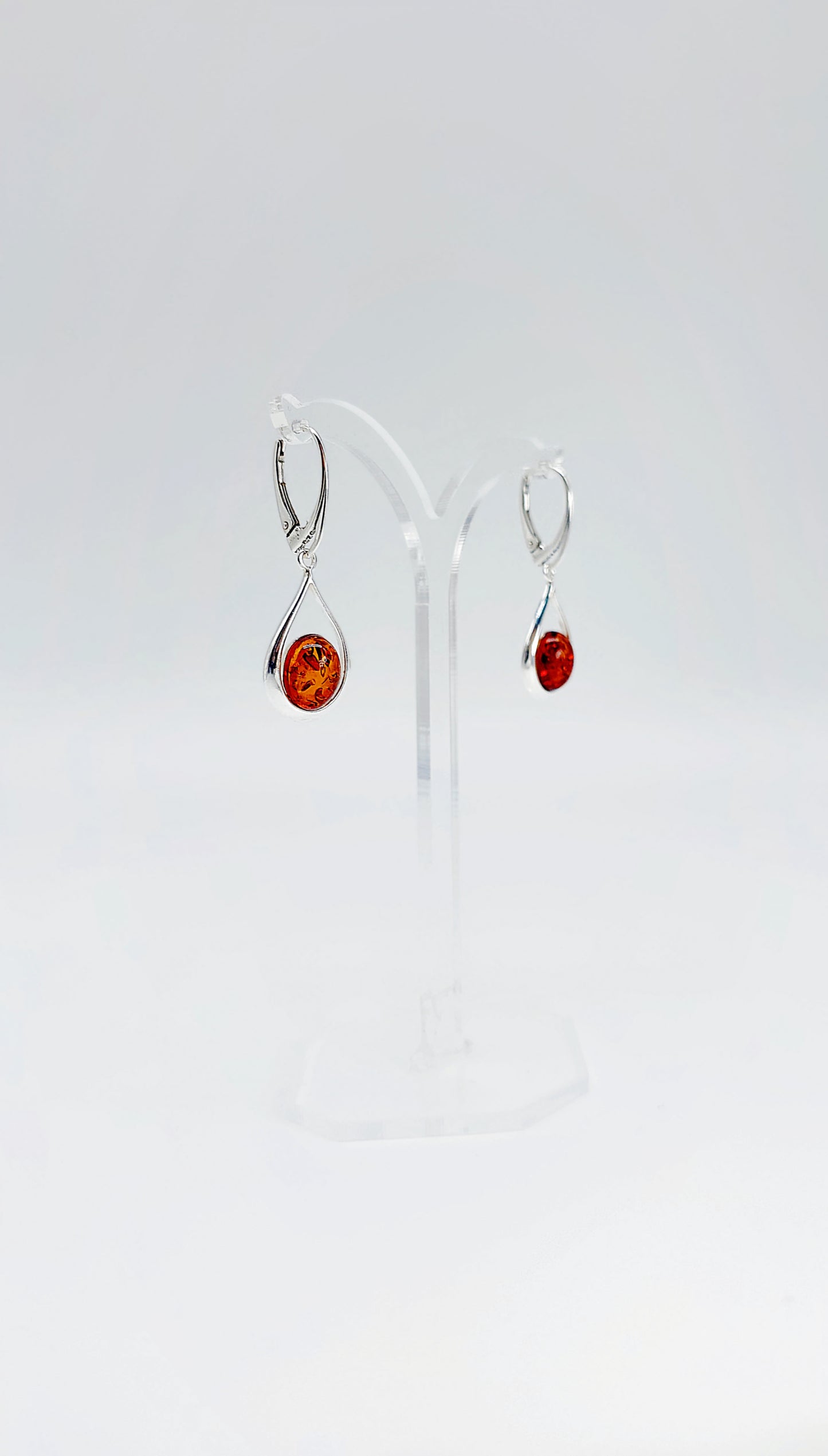 Drop-shaped silver earrings with amber