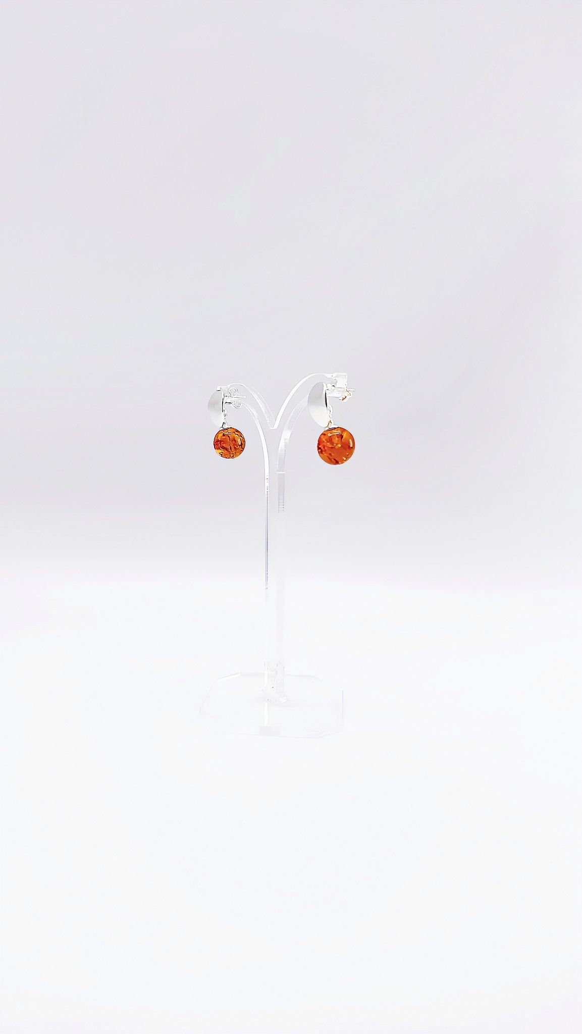 Bernsteinkugel-Ohrstecker aus Silber