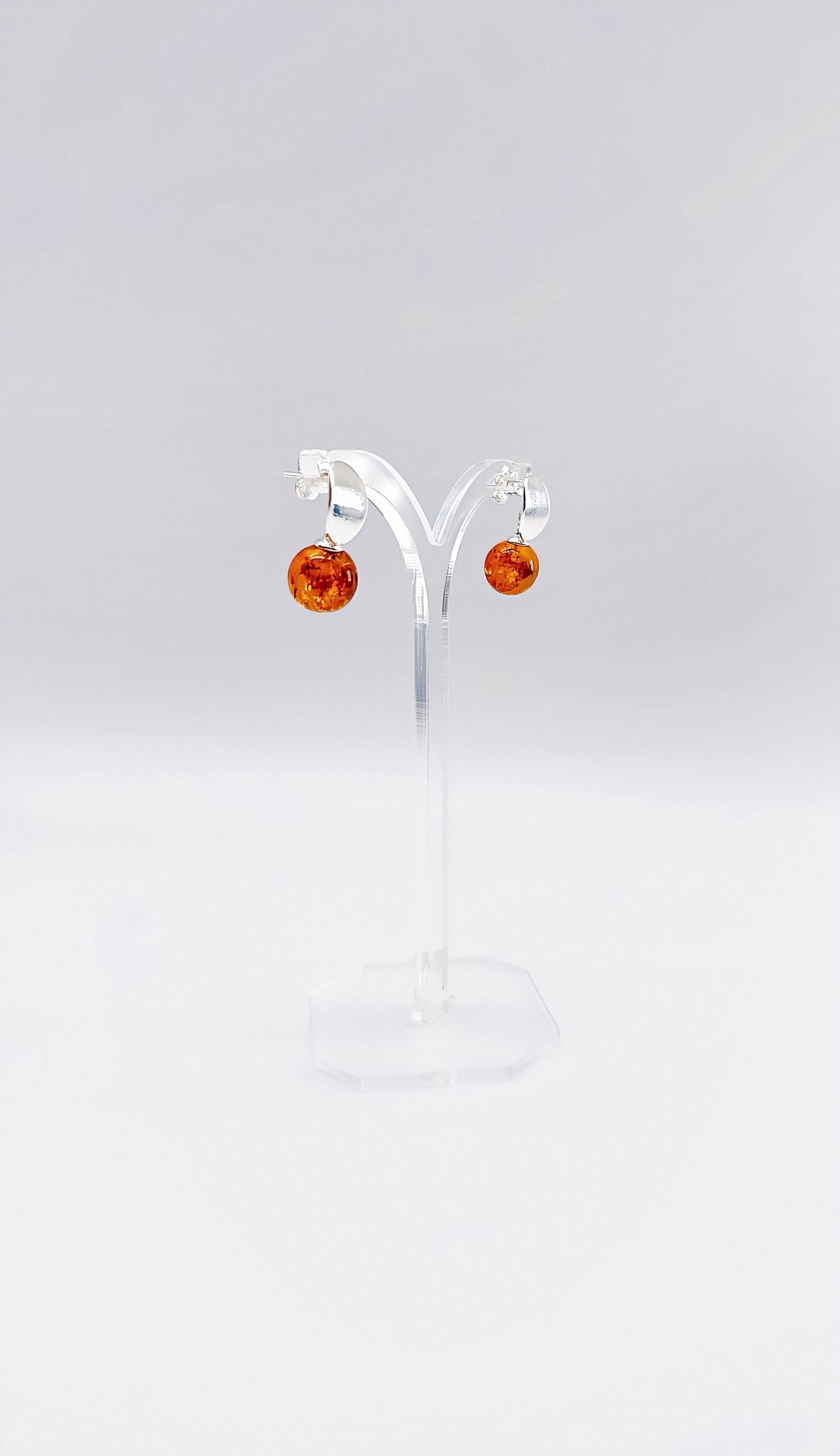 Bernsteinkugel-Ohrstecker aus Silber