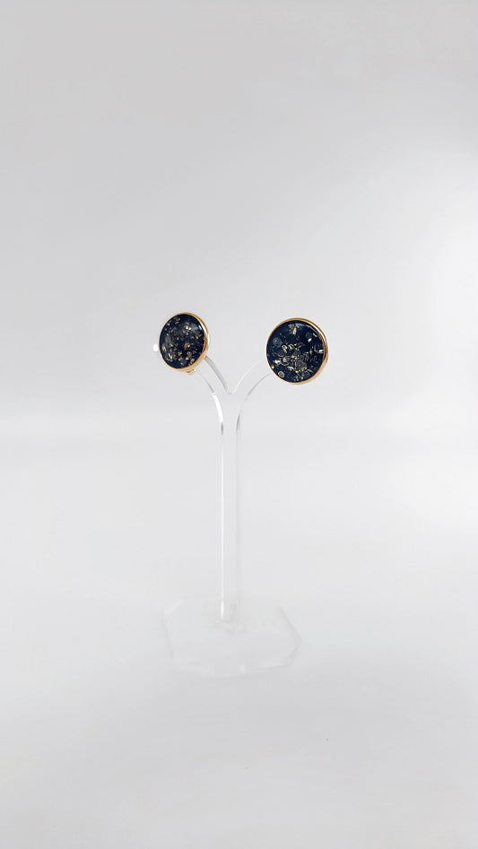 Round ear clips made of gold-plated silver with natural amber