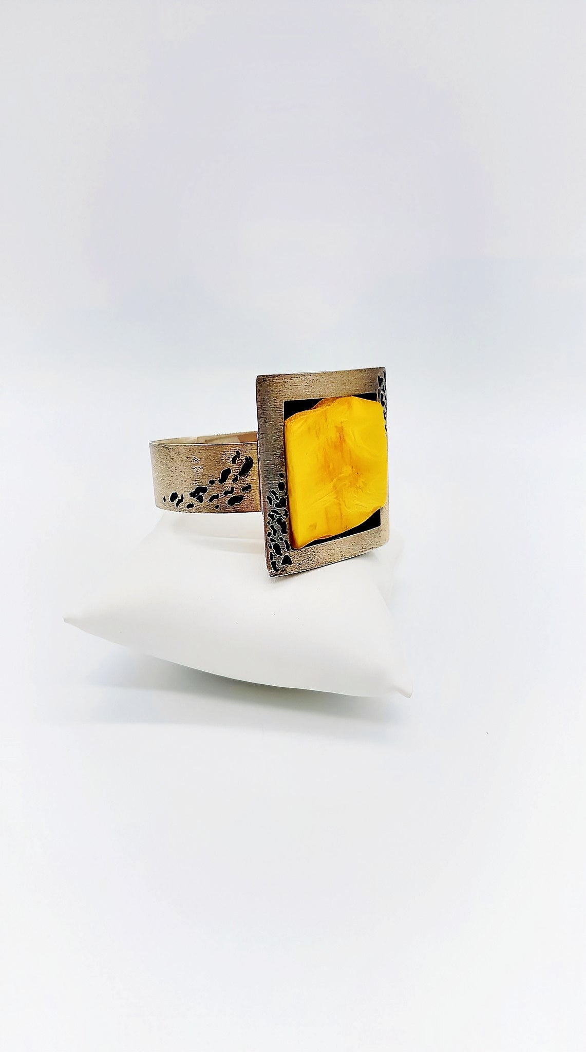 Timeless bangle made of 925 sterling silver with royal amber