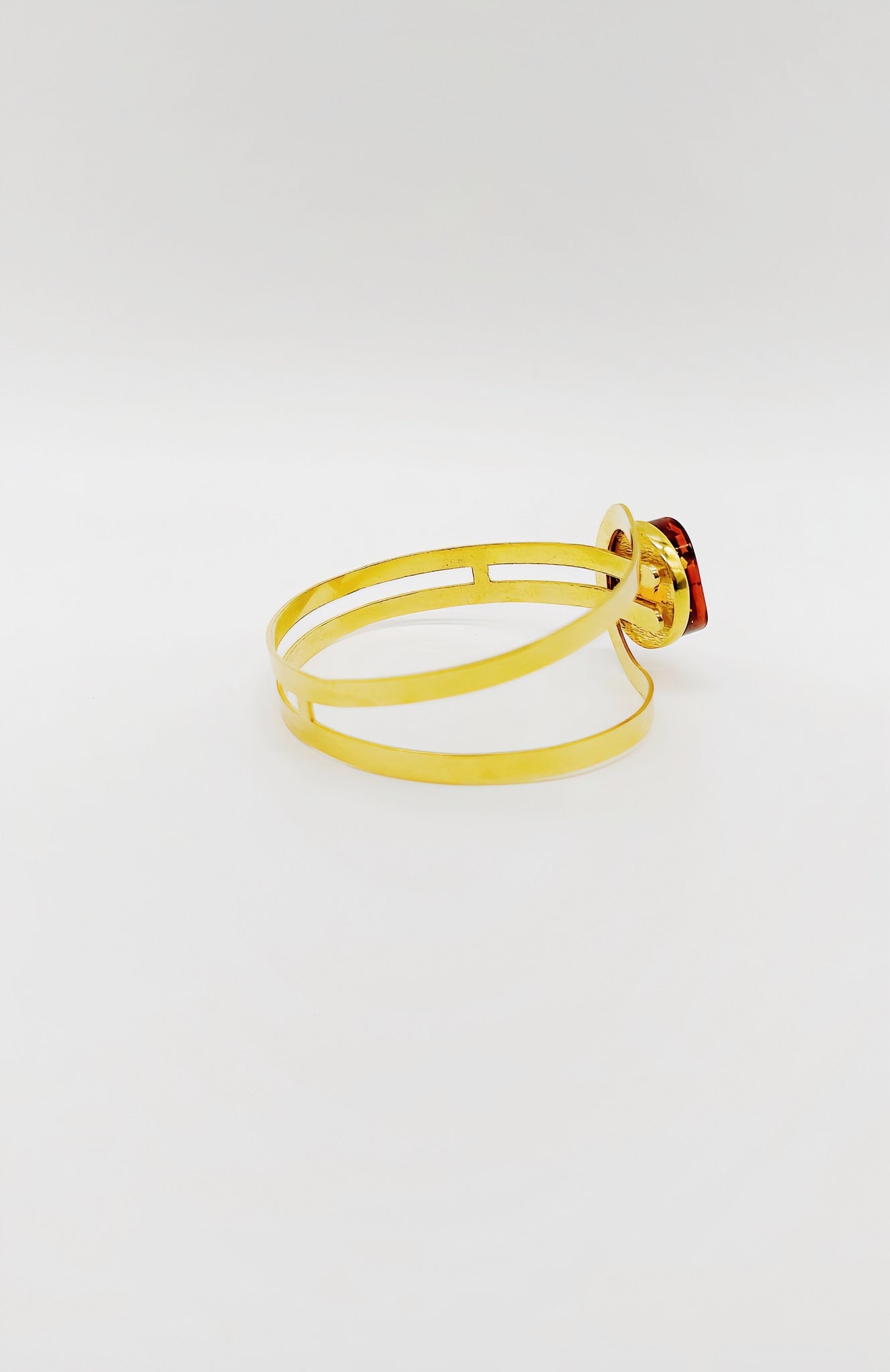 Goldene Armspange mit Bernstein