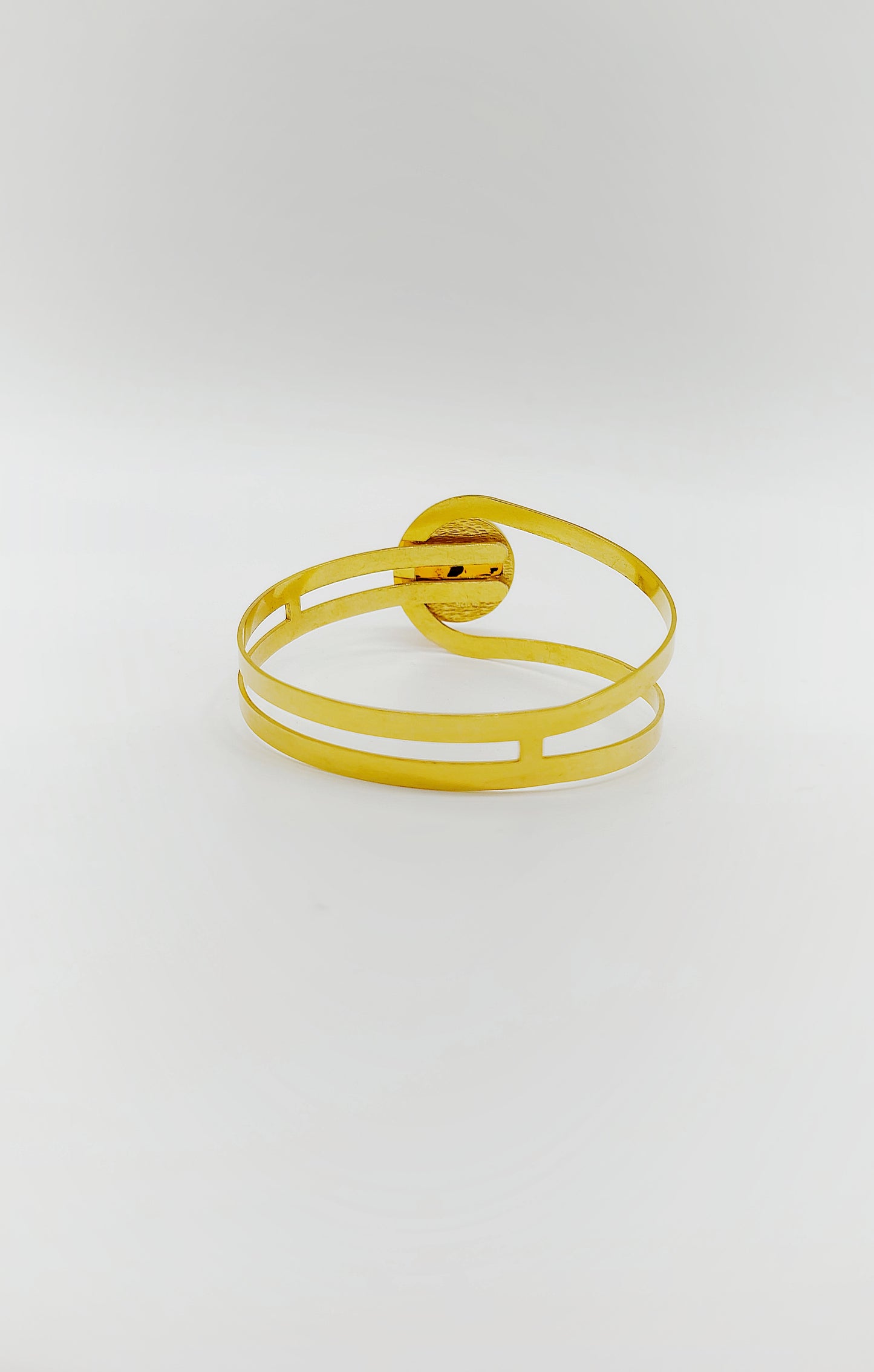 Goldene Armspange mit Bernstein