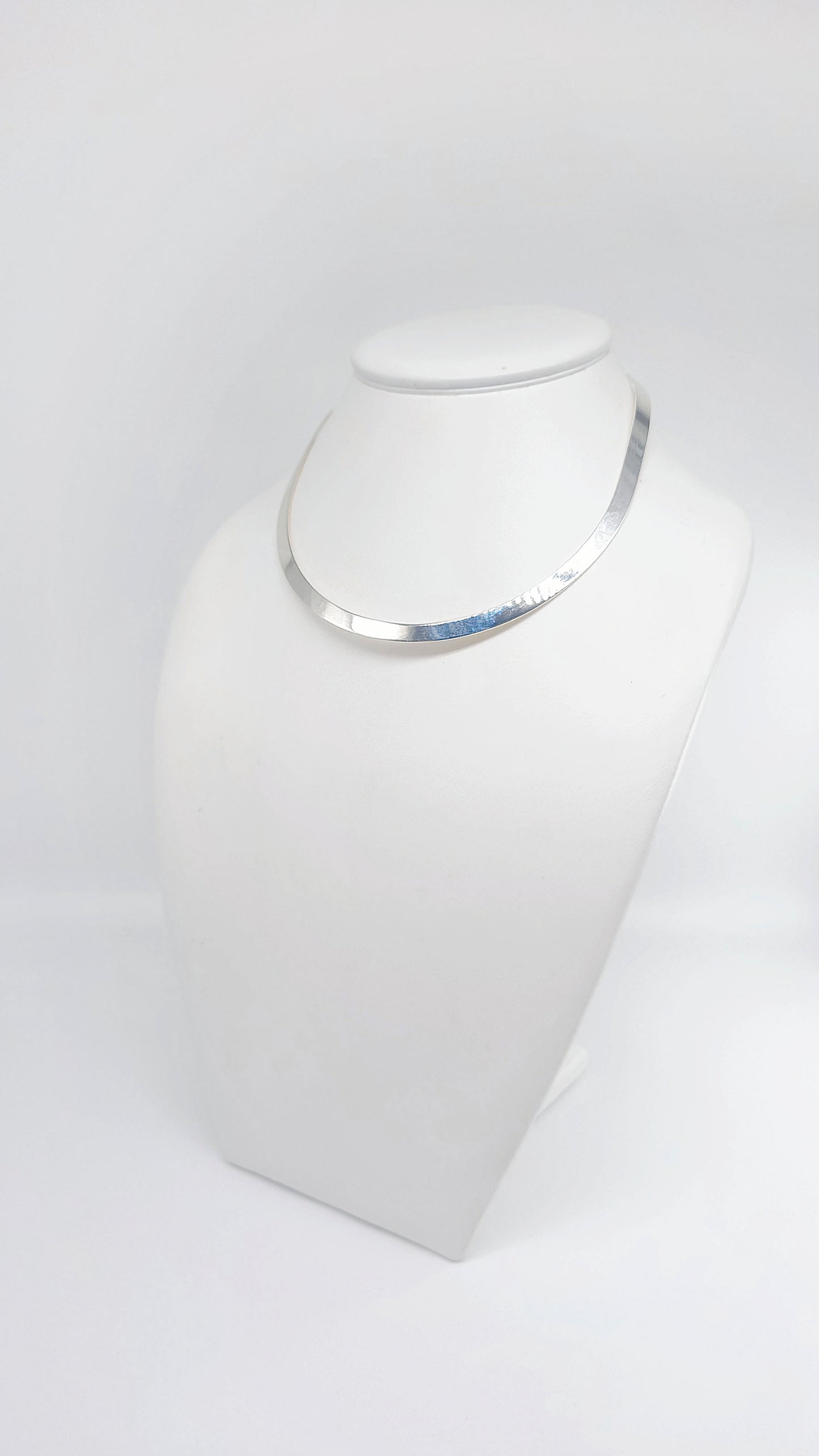 Modern silver ring – classic chain for stylish appearances