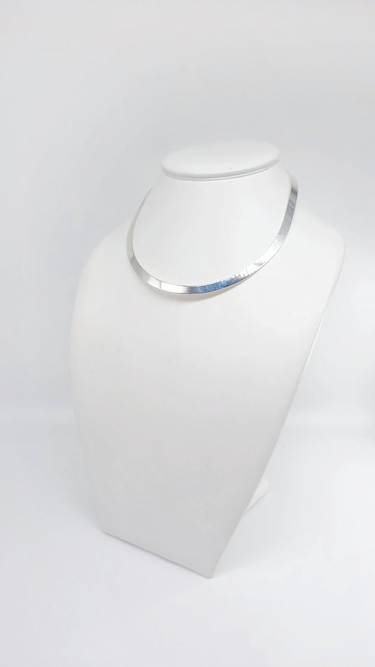 Modern silver ring – classic chain for stylish appearances