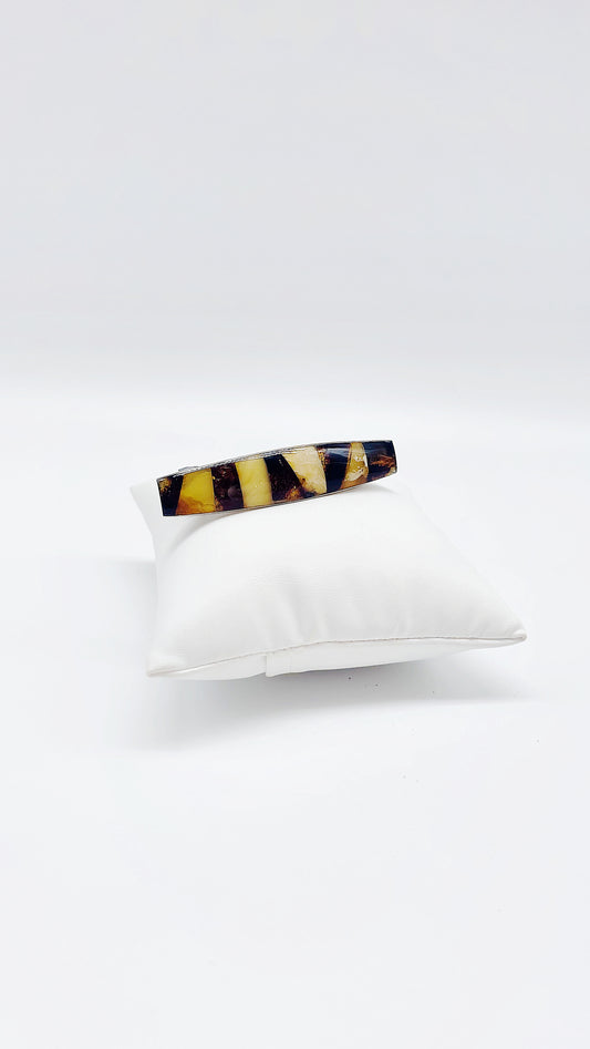 Amber hair clip in elegant striped look