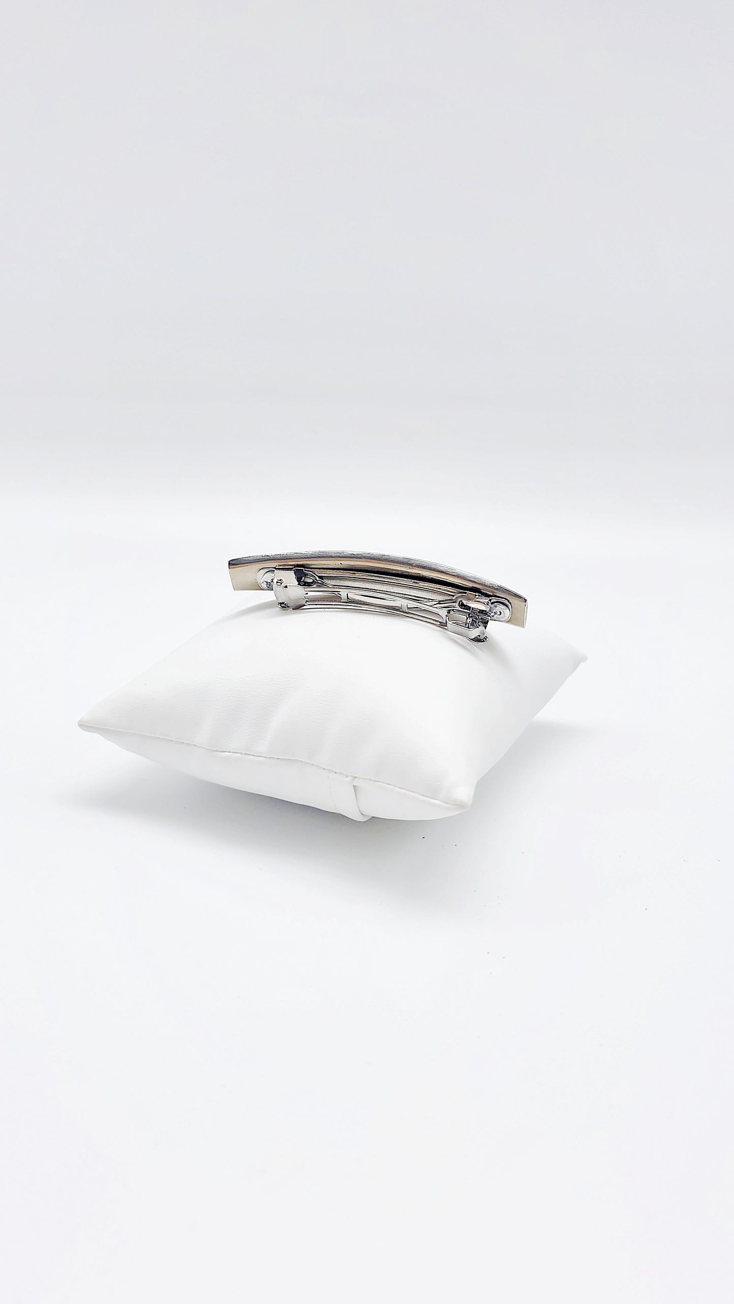 Amber hair clip in elegant striped look