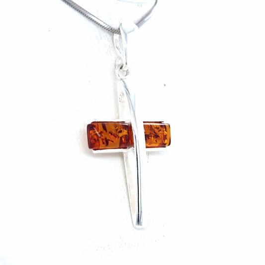 Modern barnsteenkruis – elegante hanger van 925 zilver