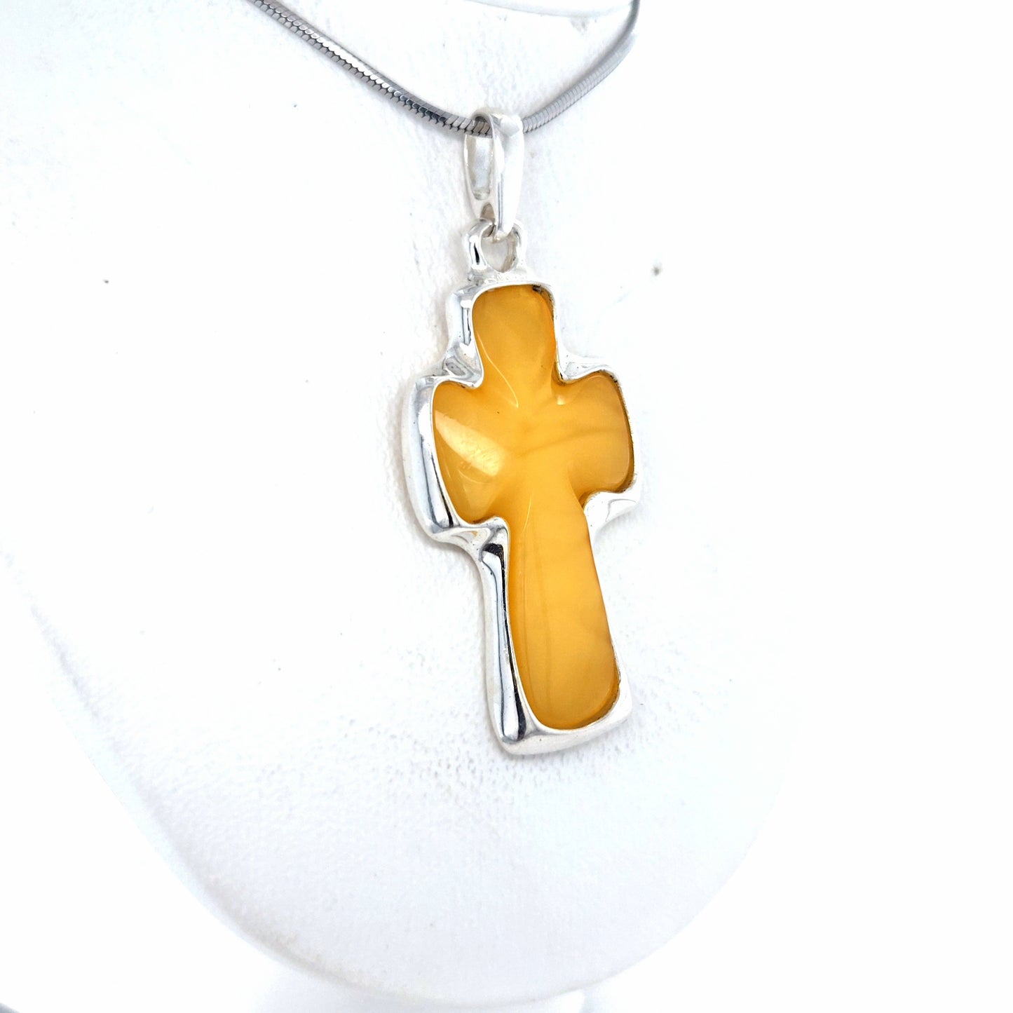 Pendentif croix pour femme et homme – bijou en ambre