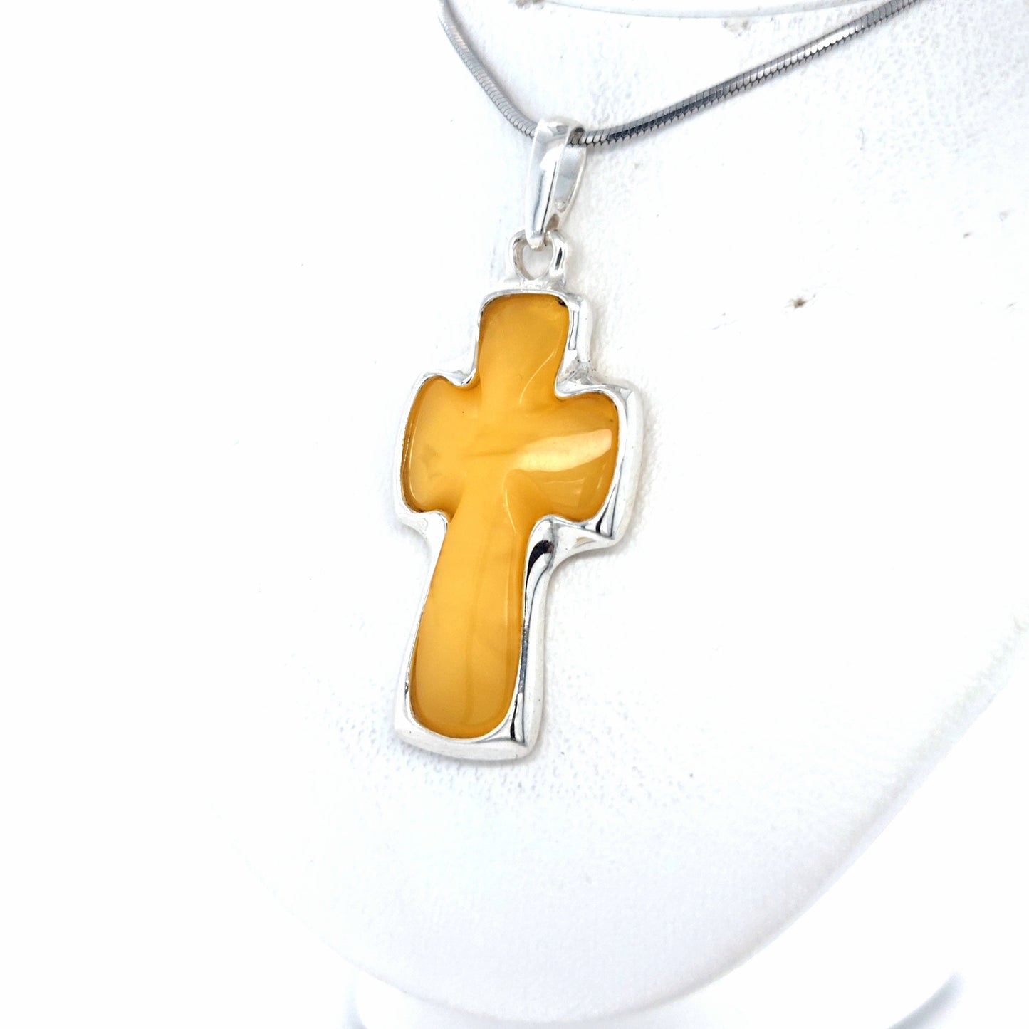 Pendentif croix pour femme et homme – bijou en ambre
