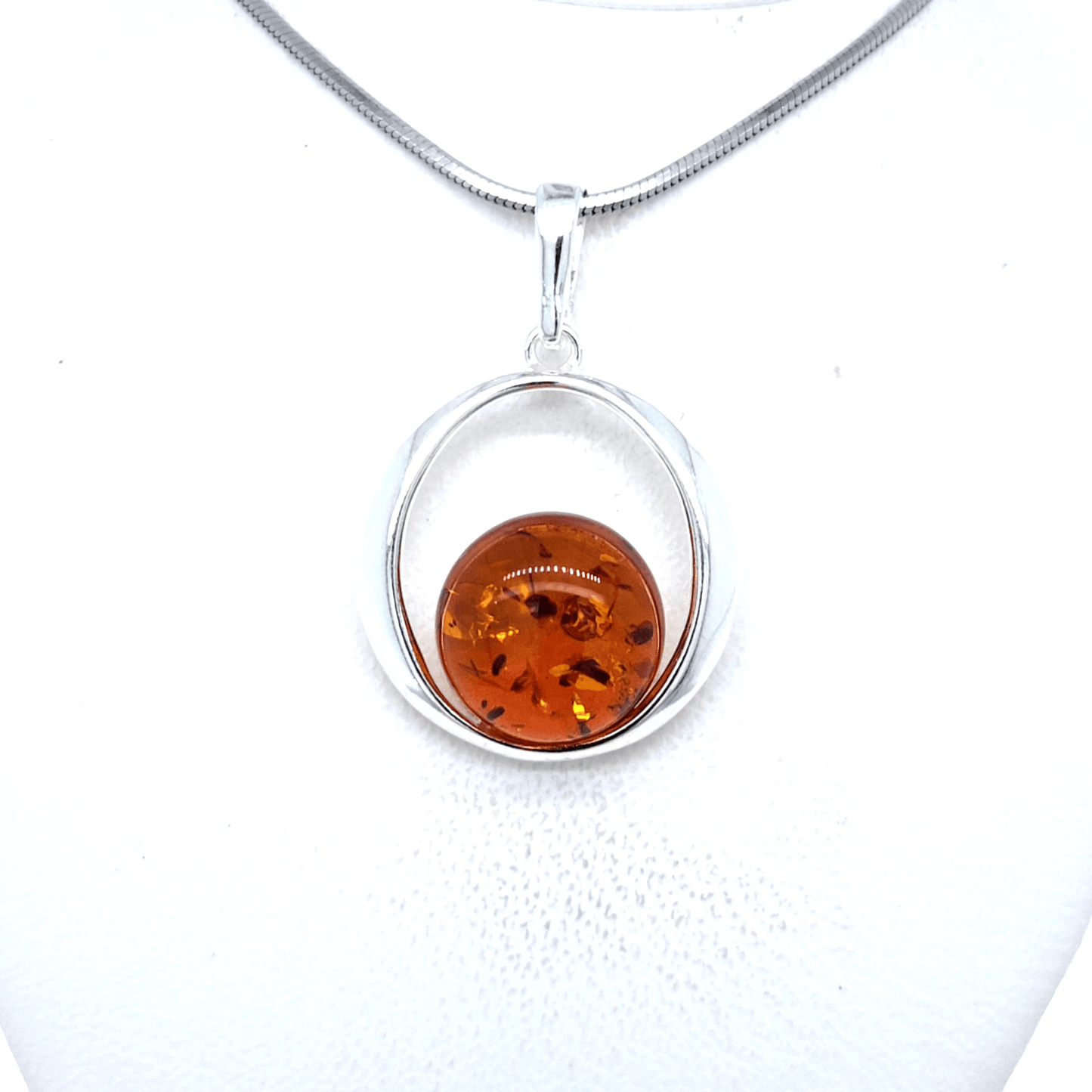 Amber pendant round – timeless silver jewelry for women