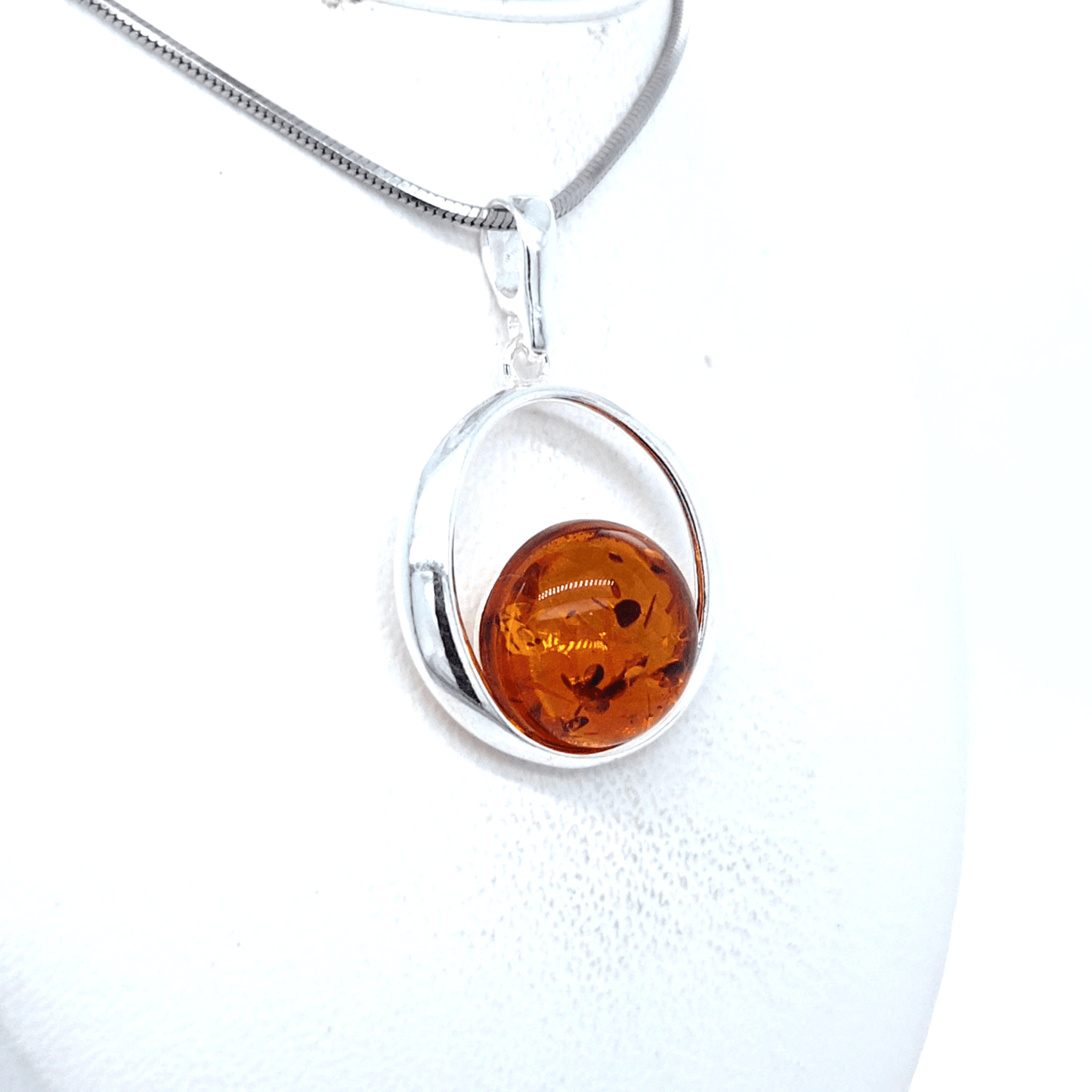 Amber pendant round – timeless silver jewelry for women