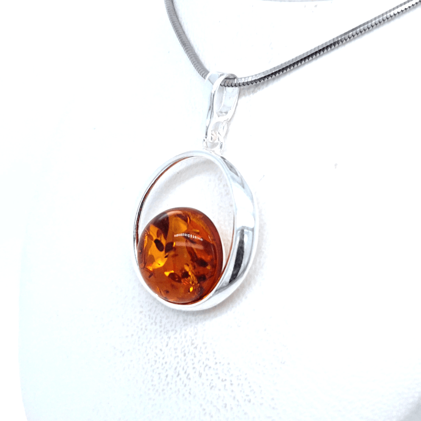 Amber pendant round – timeless silver jewelry for women