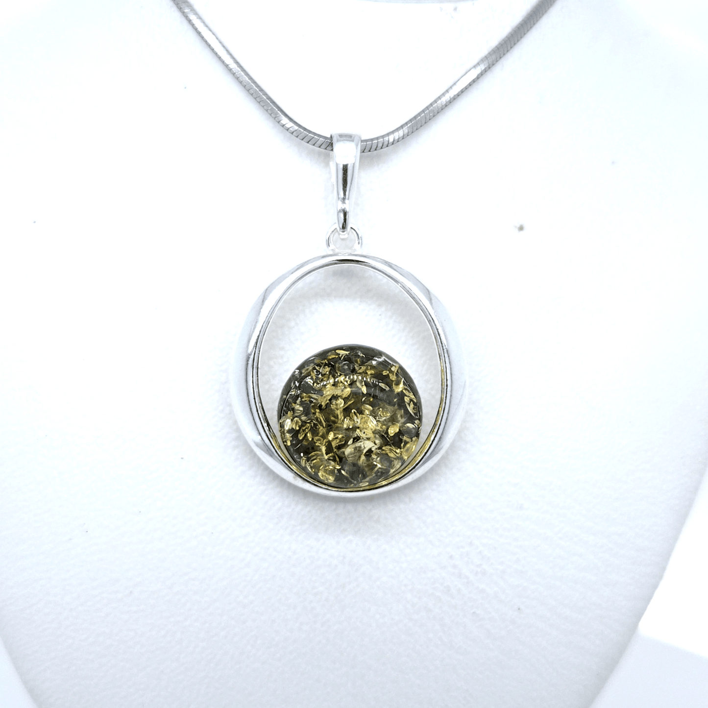 Amber pendant round – timeless silver jewelry for women