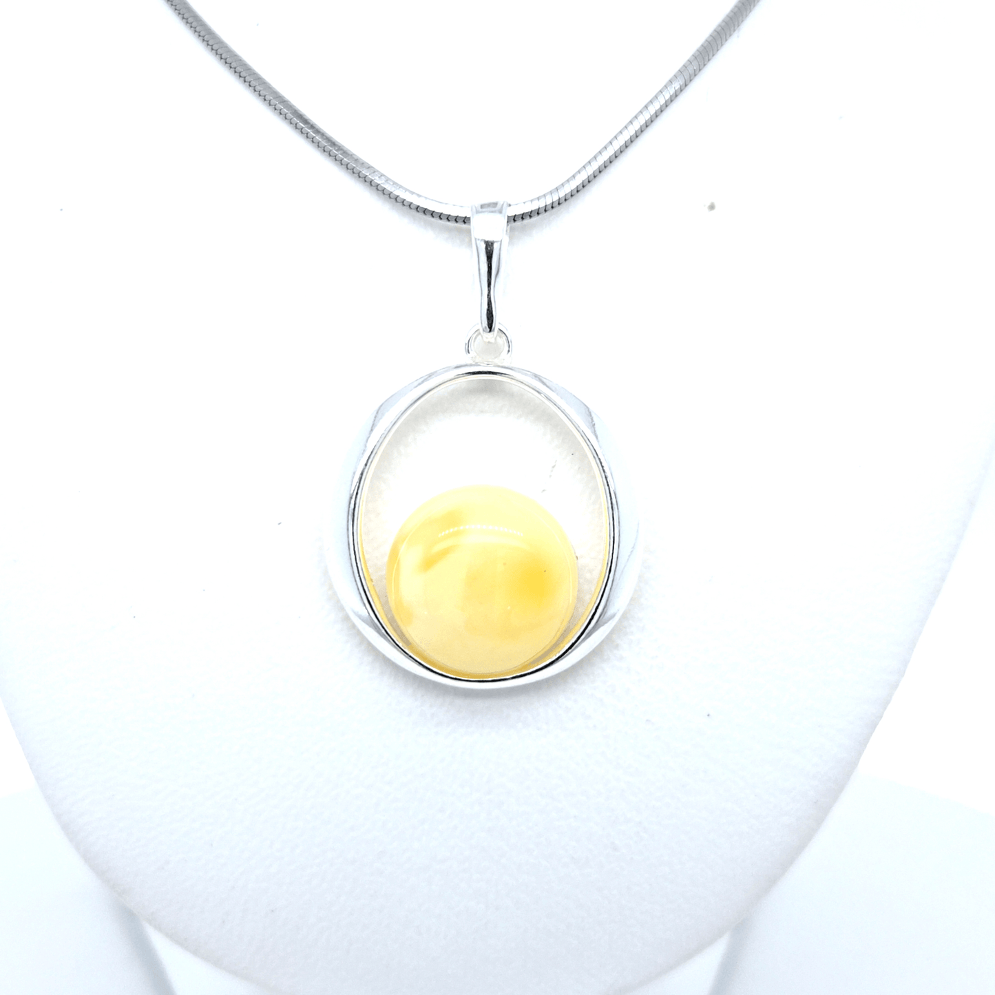 Amber pendant round – timeless silver jewelry for women