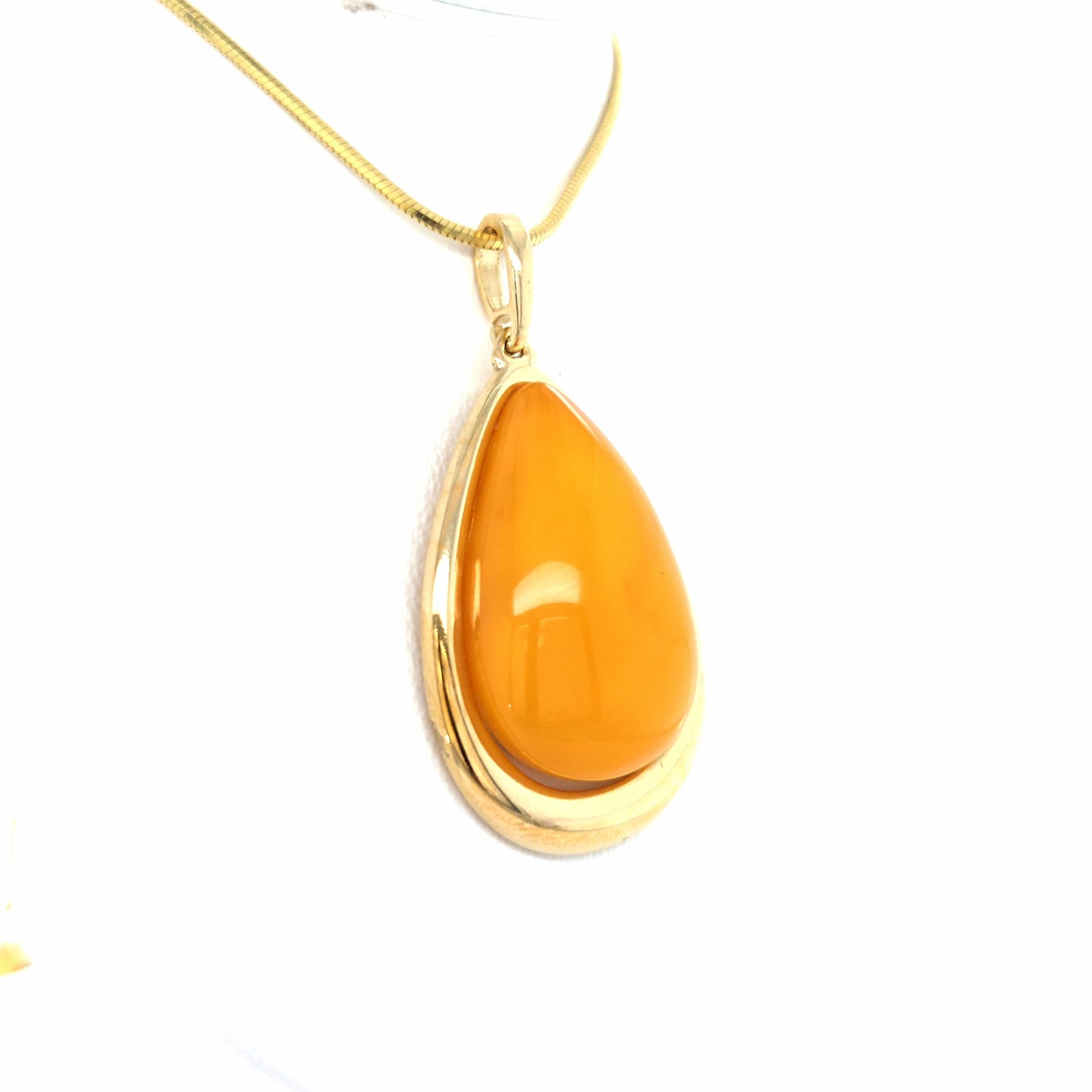 Eleganter Anhänger mit seltenem gelbem Naturbernstein
