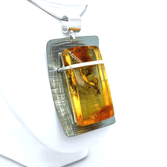 Titan Anhänger mit echtem Bernstein Unikat