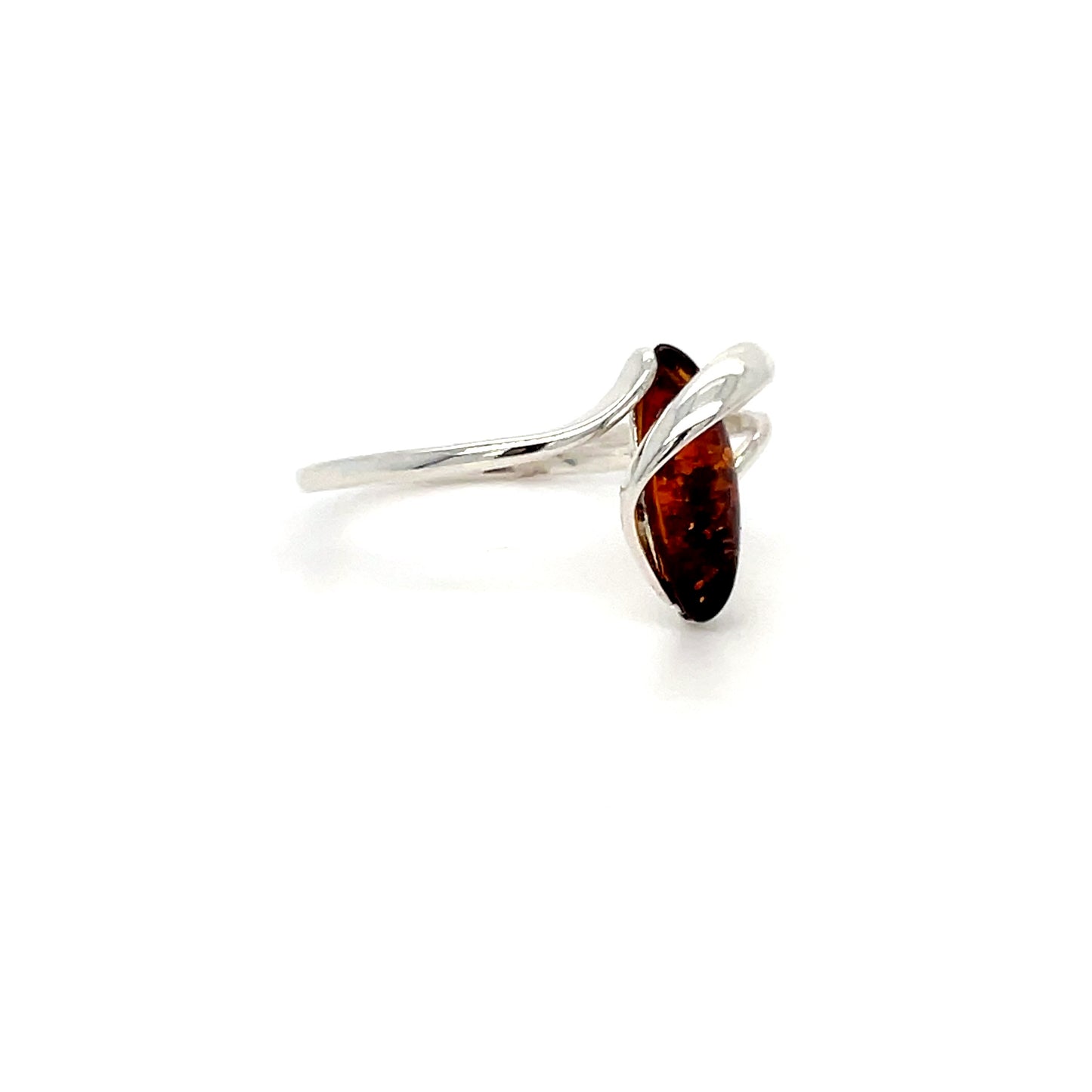 Elegant ladies' ring with natural amber