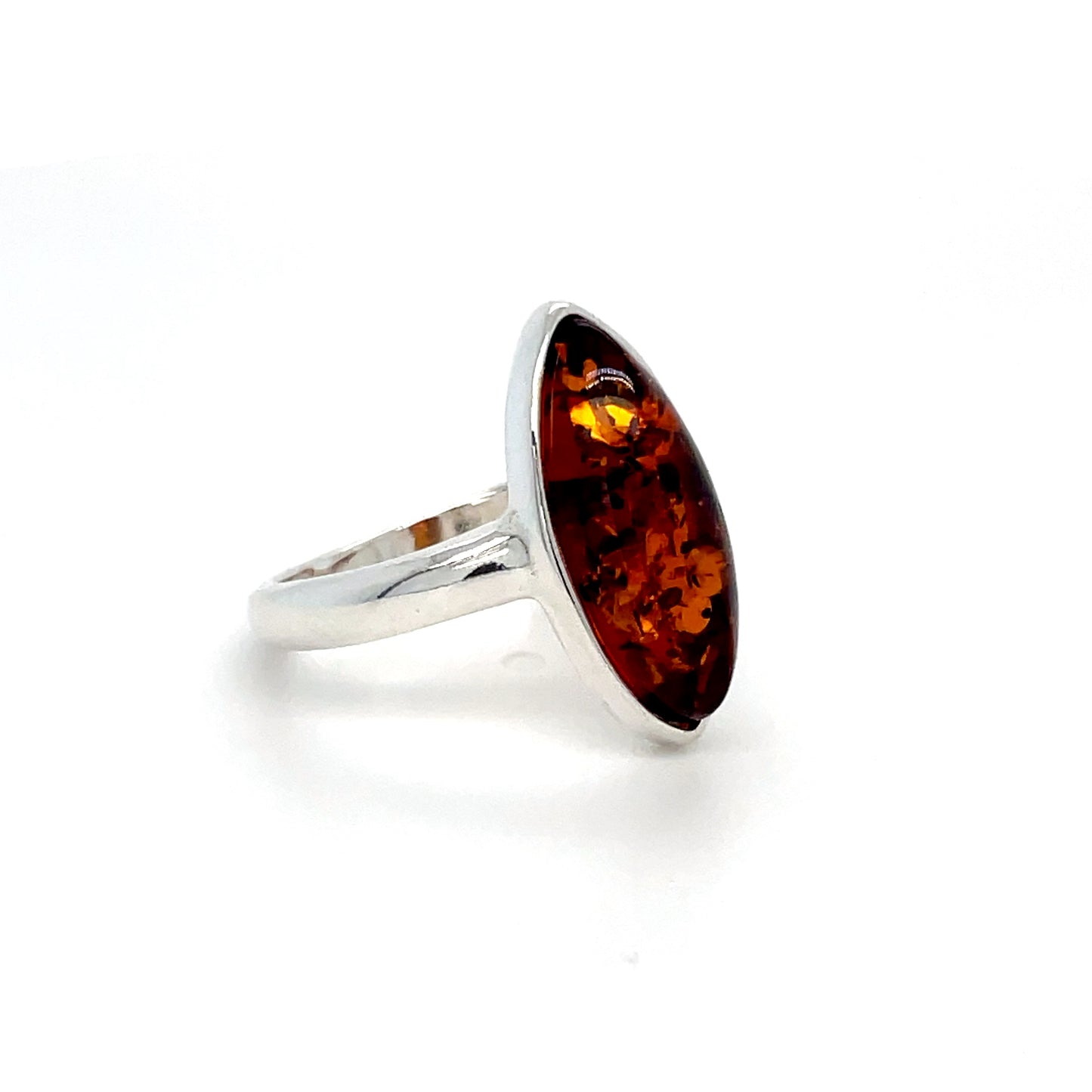 Moderner Bernstein Ring in Navette Form