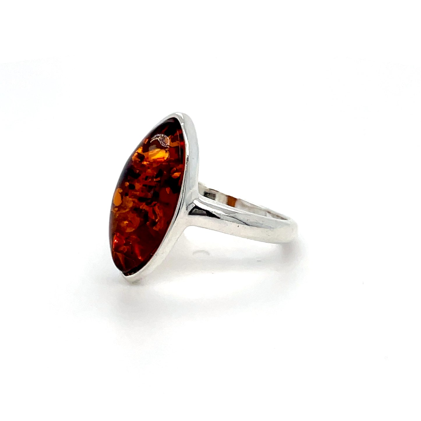 Moderner Bernstein Ring in Navette Form