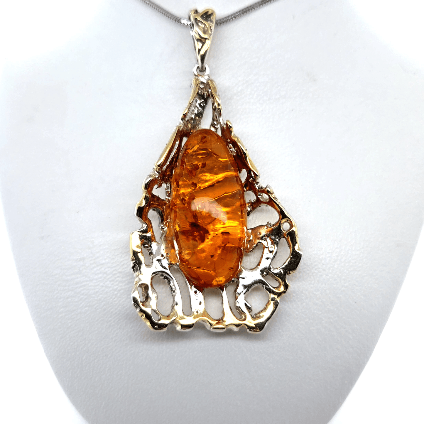 Edele hanger met barnsteen en gouden accenten
