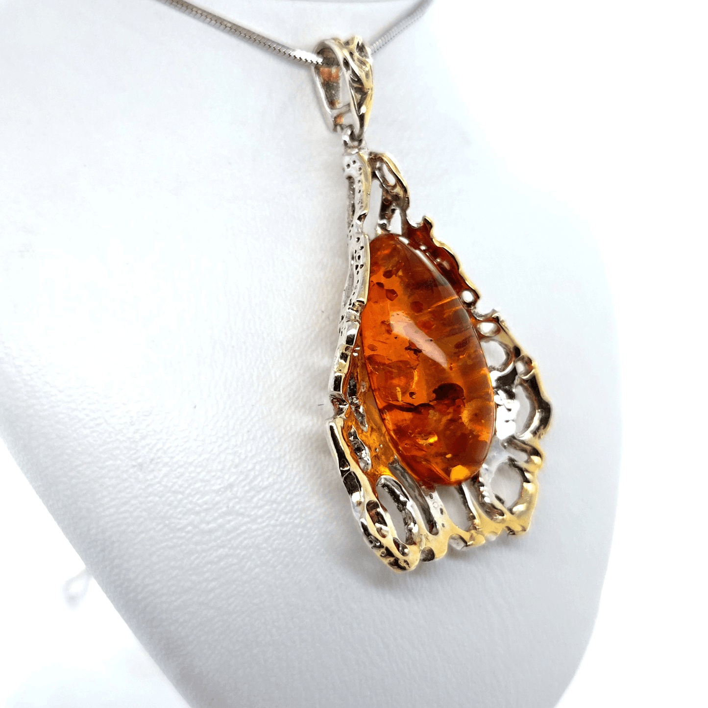Edele hanger met barnsteen en gouden accenten