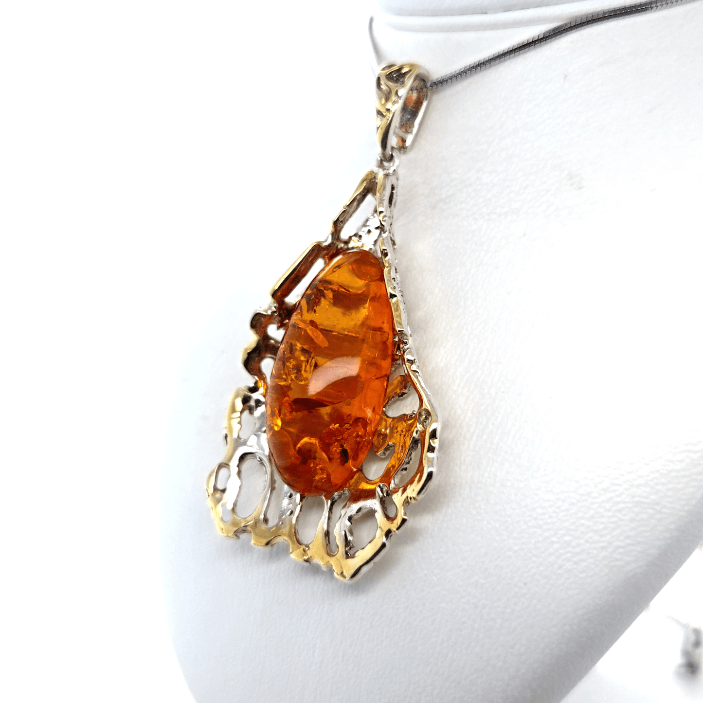 Edele hanger met barnsteen en gouden accenten