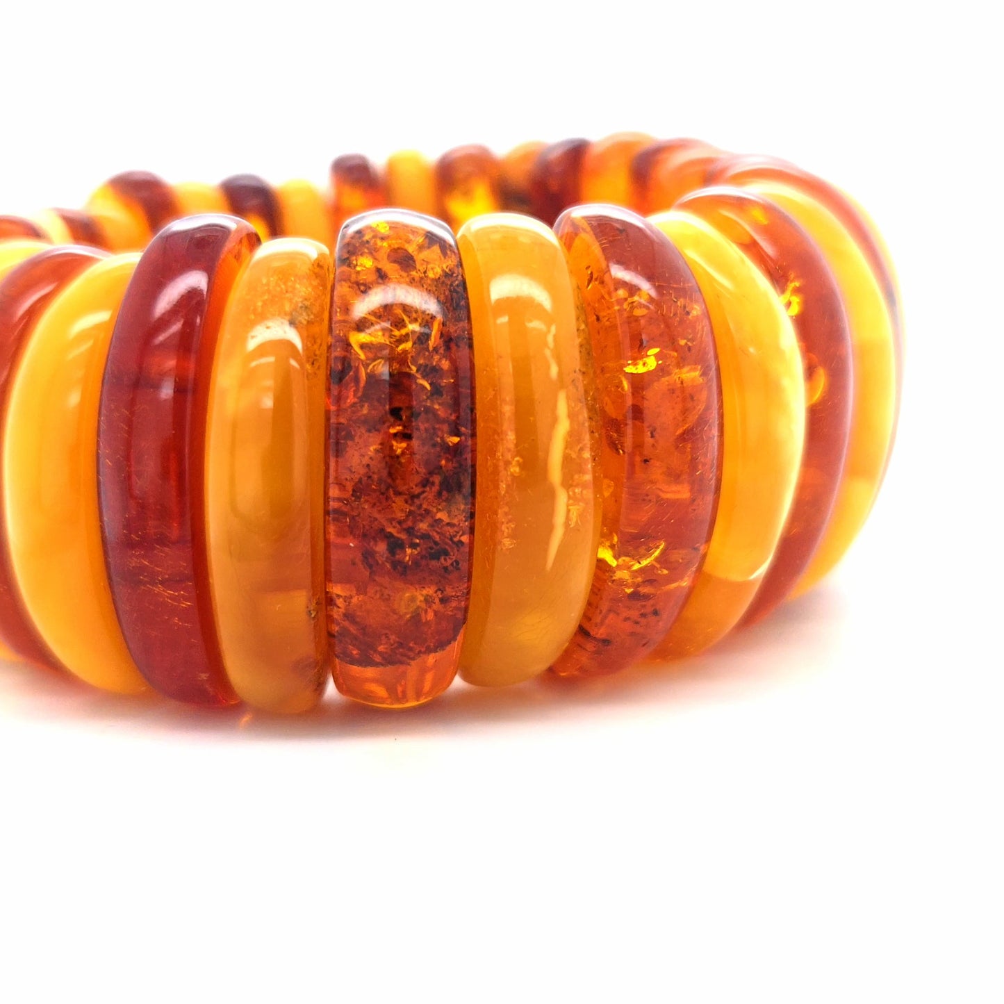 Farbenfrohes Bernsteinarmband – Handgefertigtes Unikat in leuchtenden Tönen
