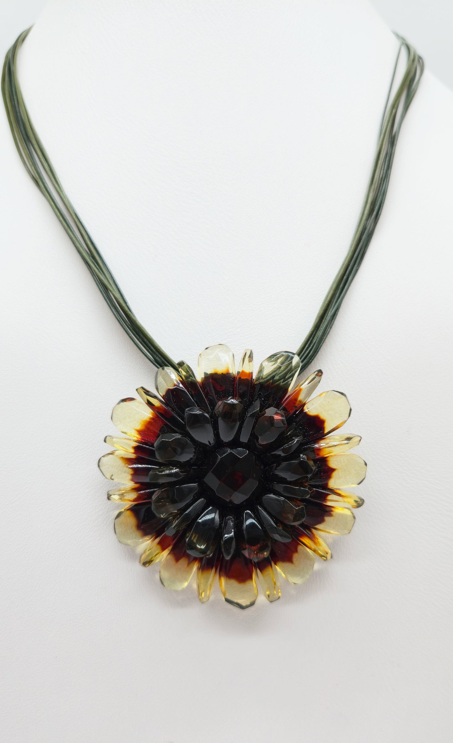Kunstvoller Bernstein-Schmuck: Anhänger & Brosche als Einzelstück