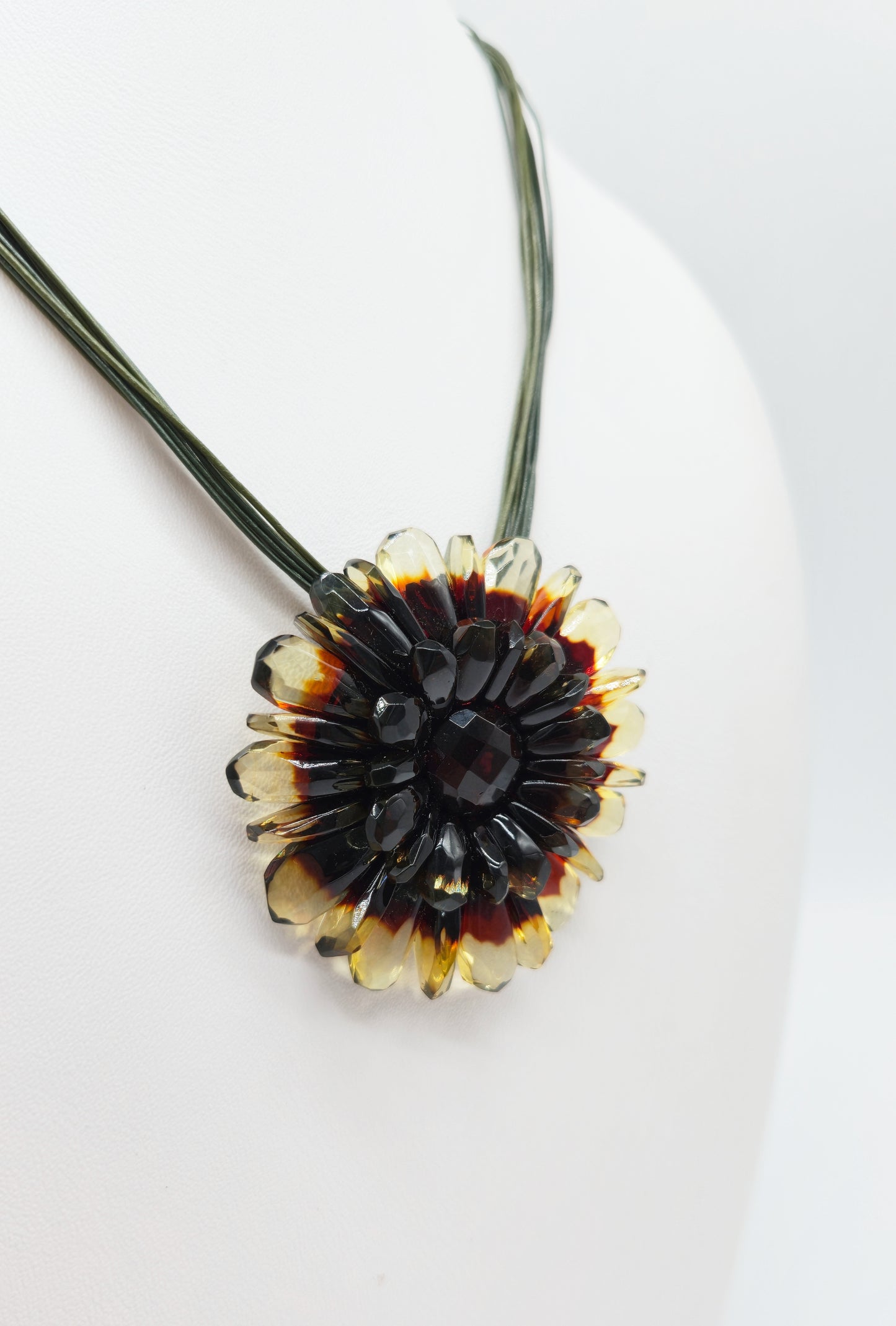 Kunstvoller Bernstein-Schmuck: Anhänger & Brosche als Einzelstück