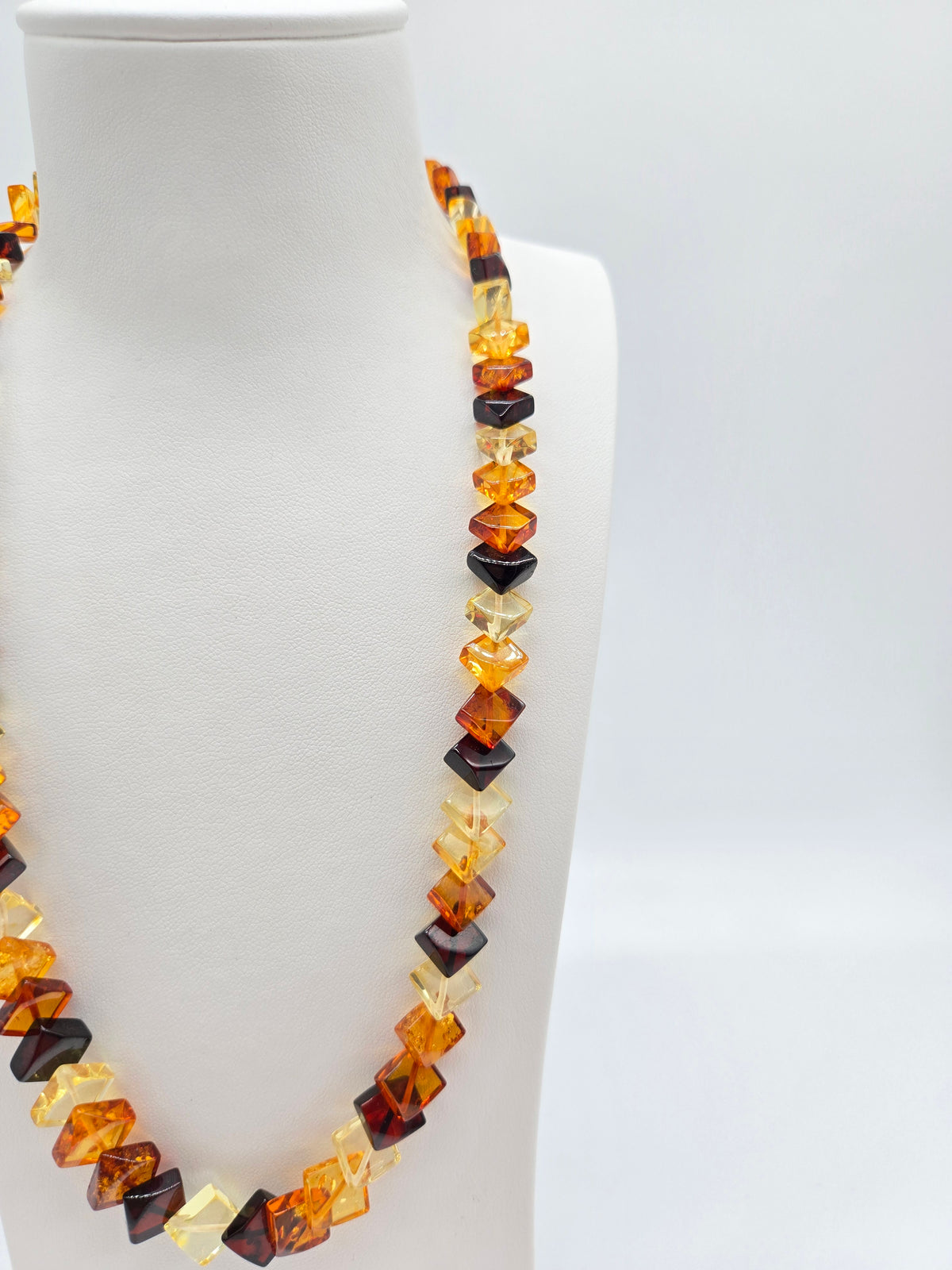 Elegante Bernsteinkette Mehrfarbig Unikat – Ostsee-Stein facettiert