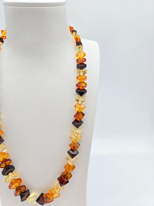 Elegante Bernsteinkette Mehrfarbig Unikat – Ostsee-Stein facettiert