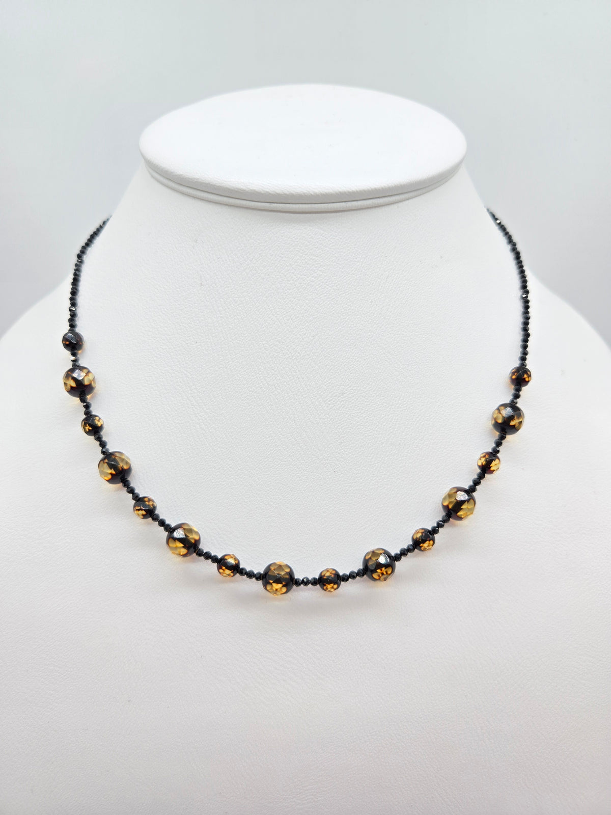 Elegante Bernsteinkette mit Spinell – Echter Ostsee-Bernstein