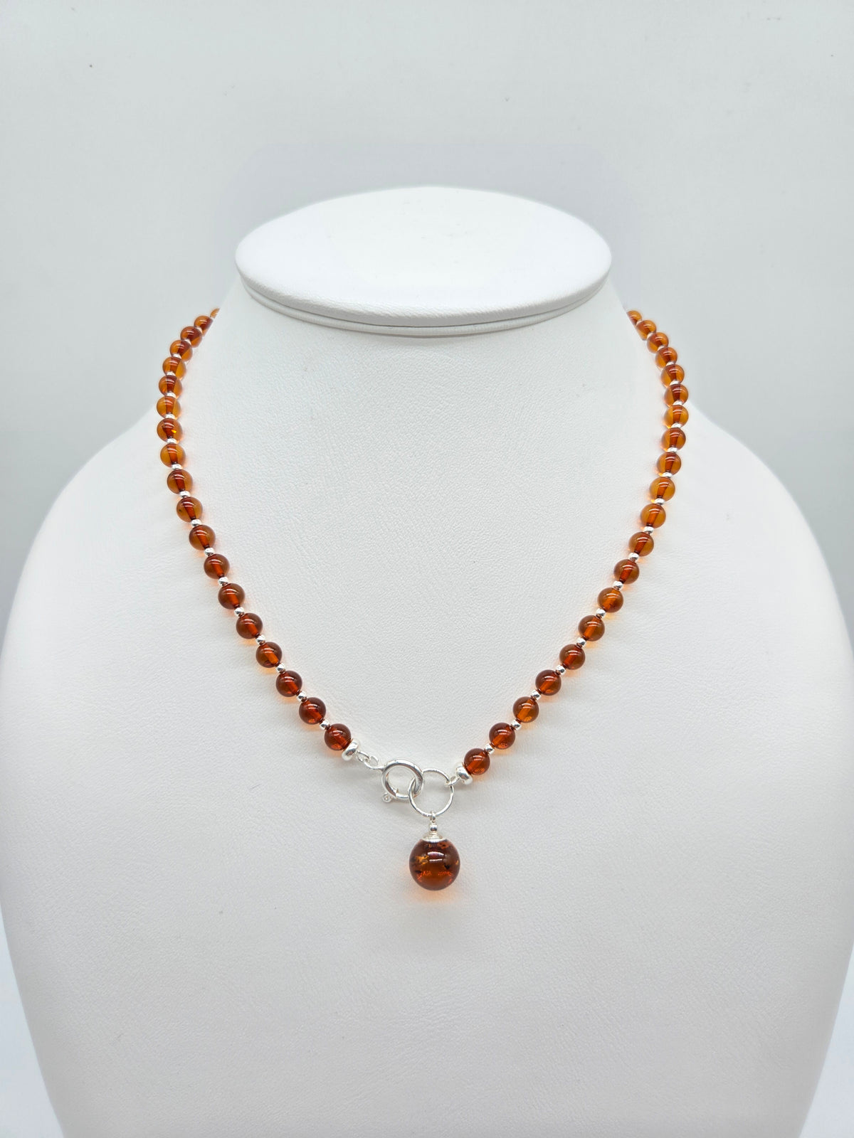 Handgearbeitete Natur-Bernsteinkette orange mit Silber-Karabinerverschluss
