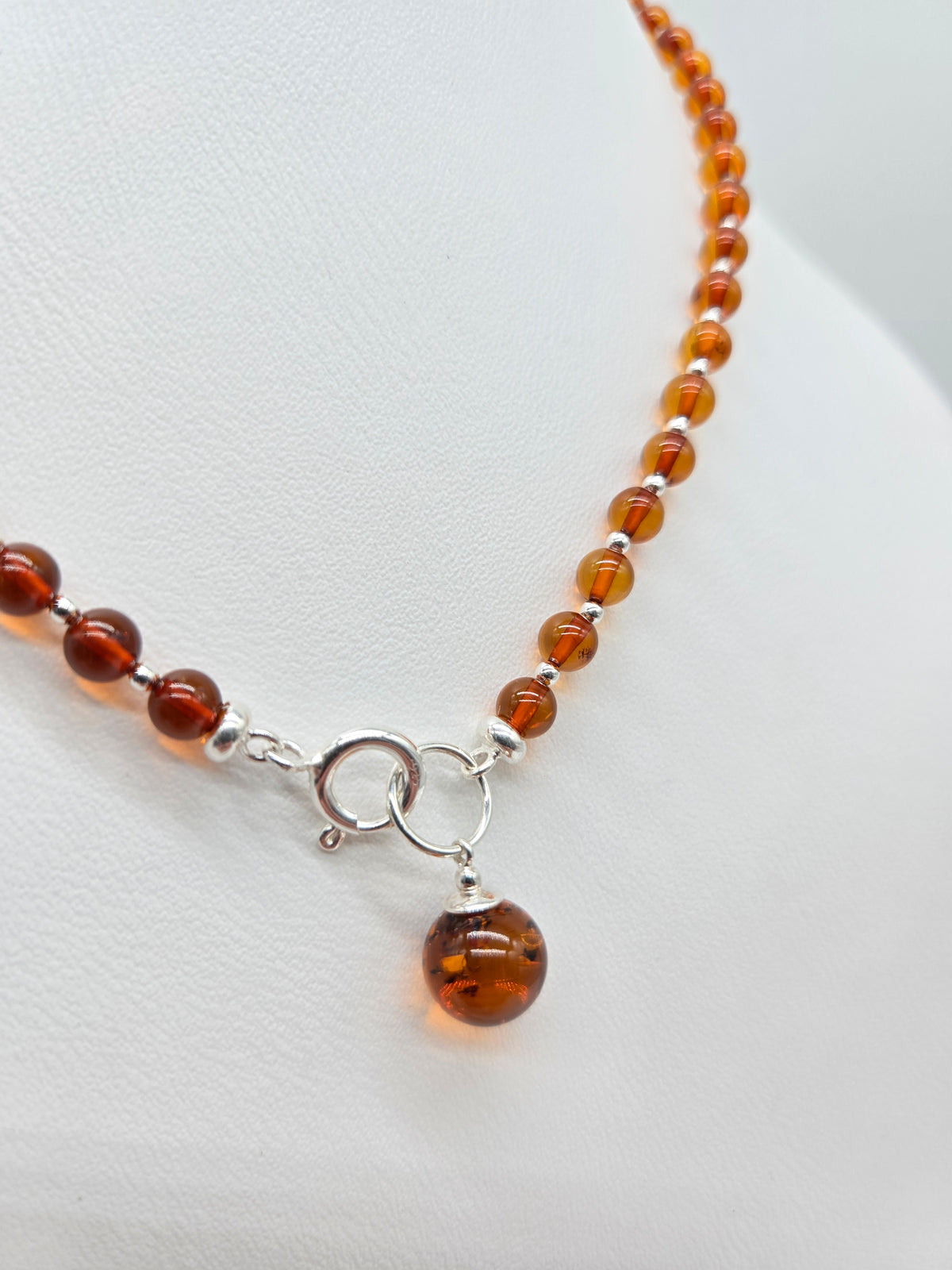 Handgearbeitete Natur-Bernsteinkette orange mit Silber-Karabinerverschluss