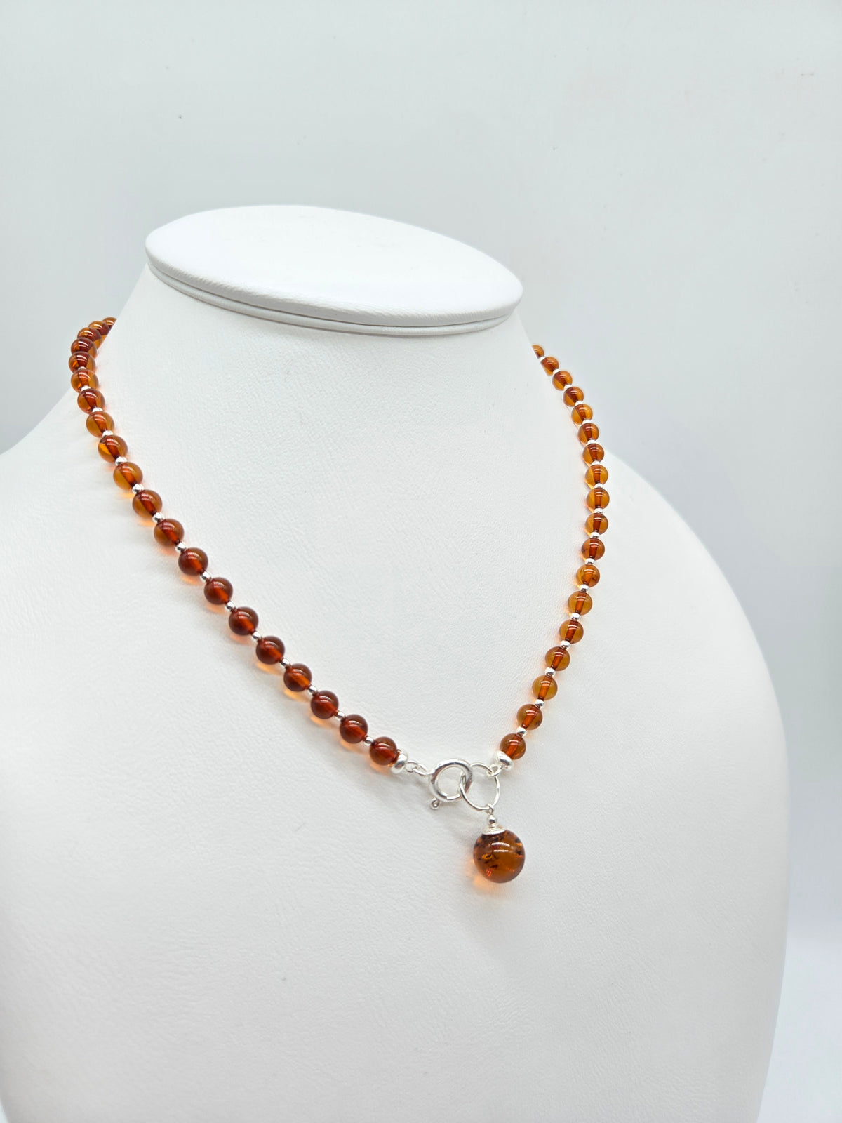 Handgearbeitete Natur-Bernsteinkette orange mit Silber-Karabinerverschluss