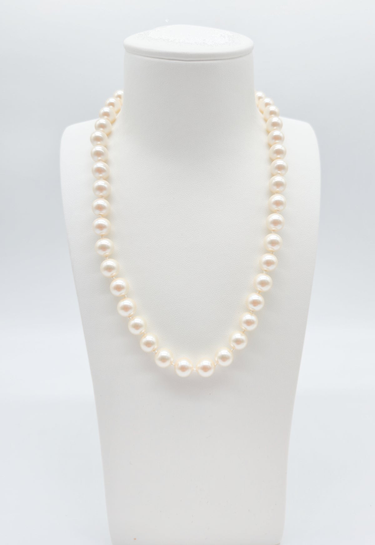 Cremeweiße Perlenkette mit goldfarbener Schmuckschließe – klassisches Perlencollier für Damen