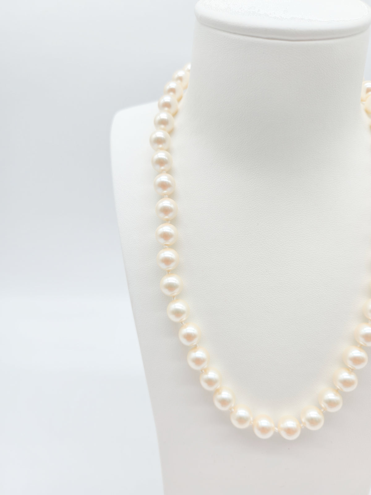 Cremeweiße Perlenkette mit goldfarbener Schmuckschließe – klassisches Perlencollier für Damen