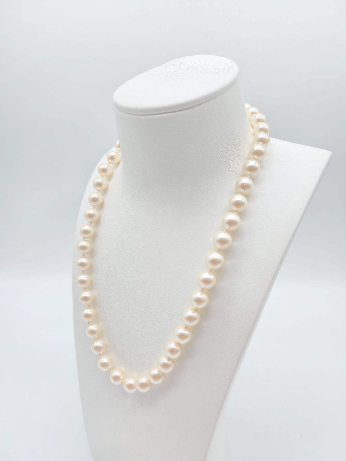 Cremeweiße Perlenkette mit goldfarbener Schmuckschließe – klassisches Perlencollier für Damen