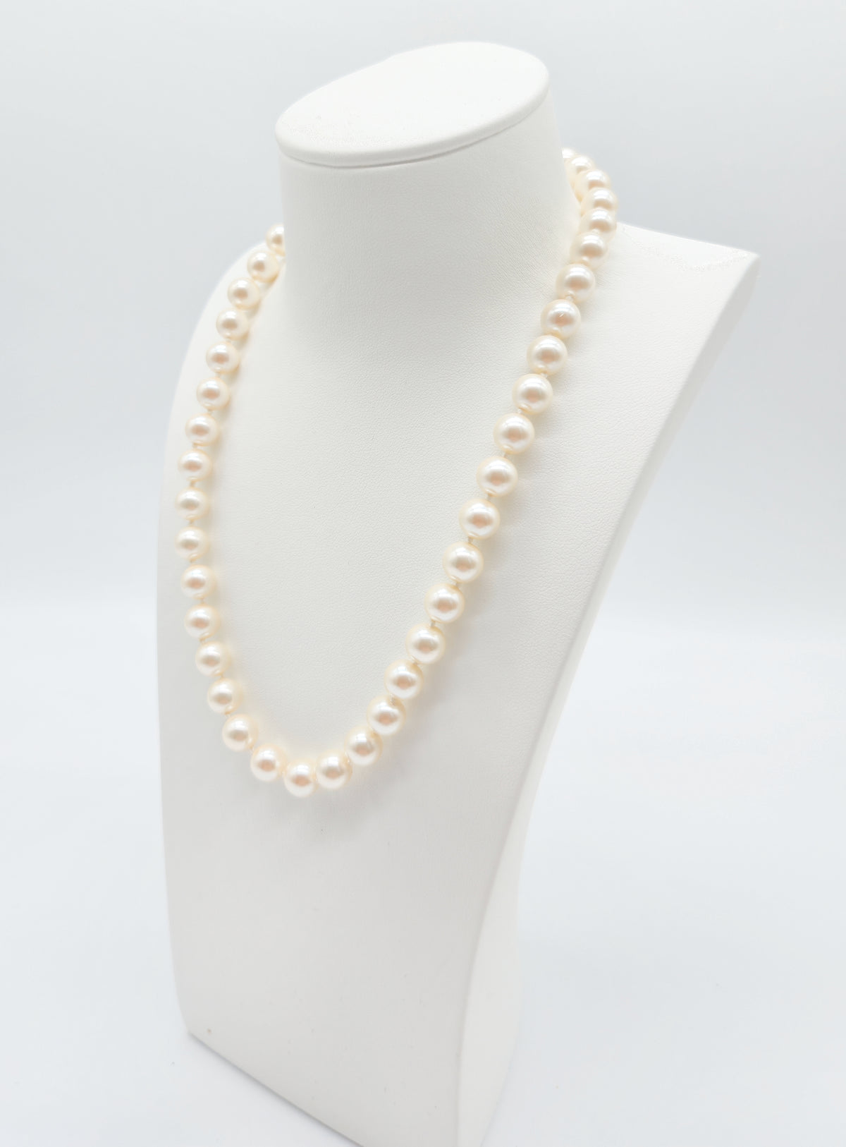 Cremeweiße Perlenkette mit goldfarbener Schmuckschließe – klassisches Perlencollier für Damen