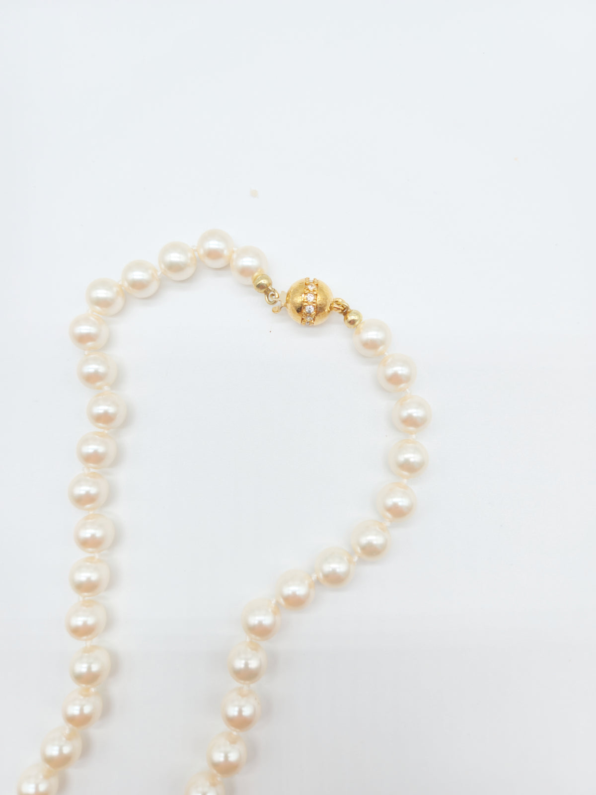 Cremeweiße Perlenkette mit goldfarbener Schmuckschließe – klassisches Perlencollier für Damen