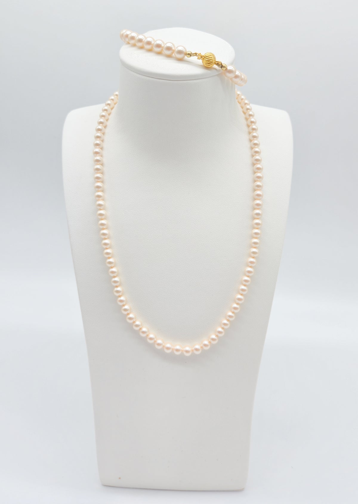 Perlen-Schmuckset in Cremeweiß: Collier & Armband mit goldfarbenen Schmuckverschlüssen