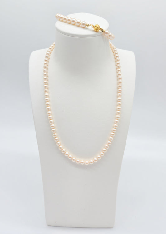 Perlen-Schmuckset in Cremeweiß: Collier & Armband mit goldfarbenen Schmuckverschlüssen