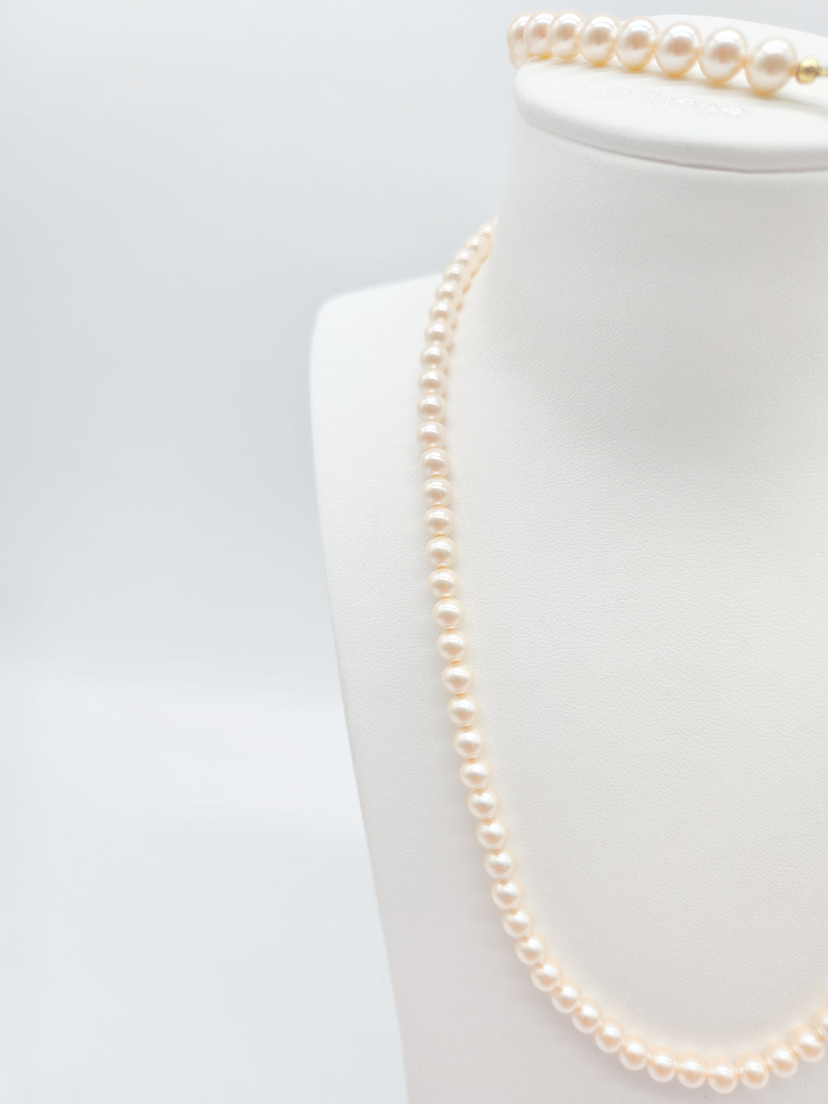 Perlen-Schmuckset in Cremeweiß: Collier & Armband mit goldfarbenen Schmuckverschlüssen
