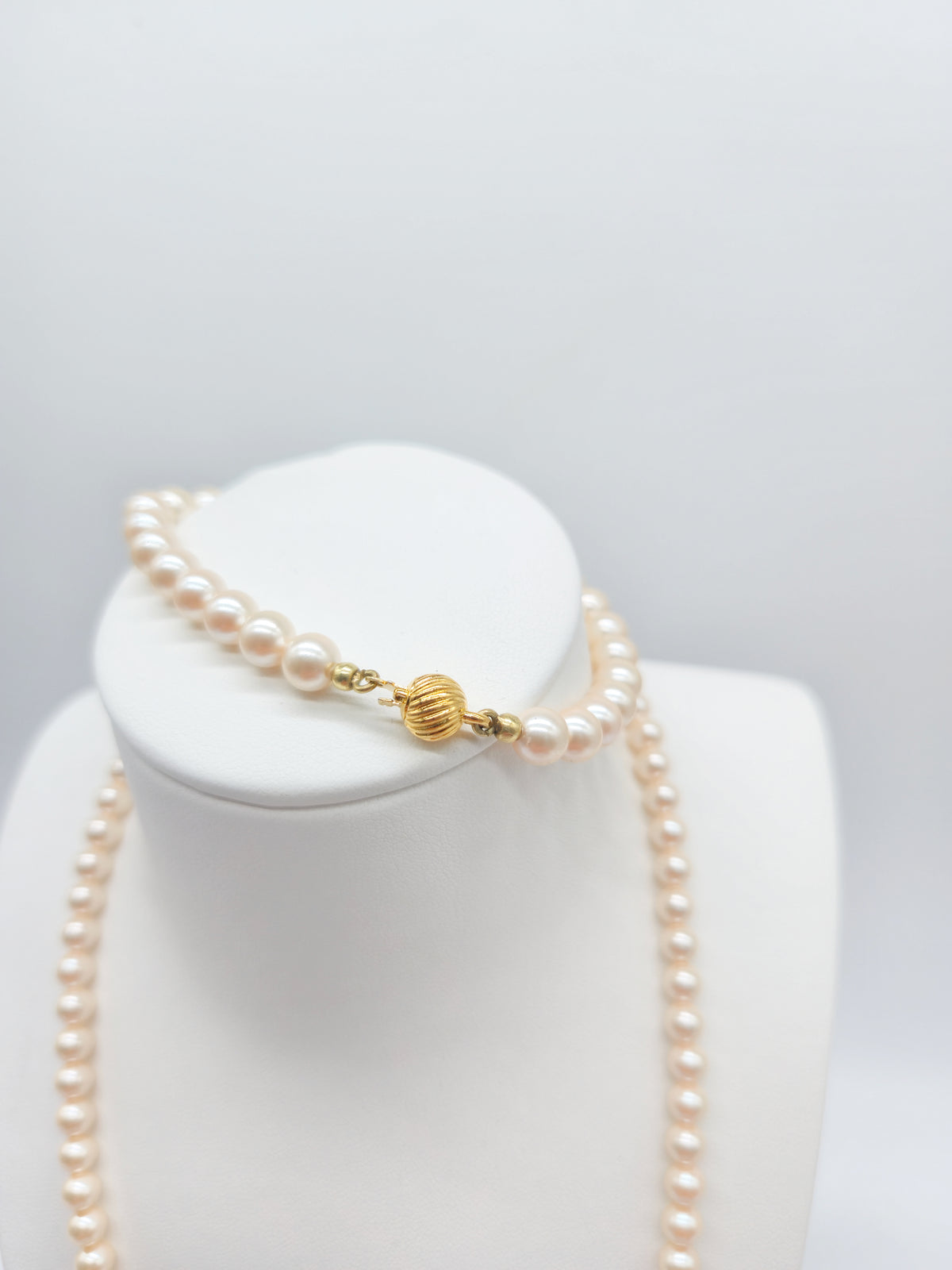 Perlen-Schmuckset in Cremeweiß: Collier & Armband mit goldfarbenen Schmuckverschlüssen